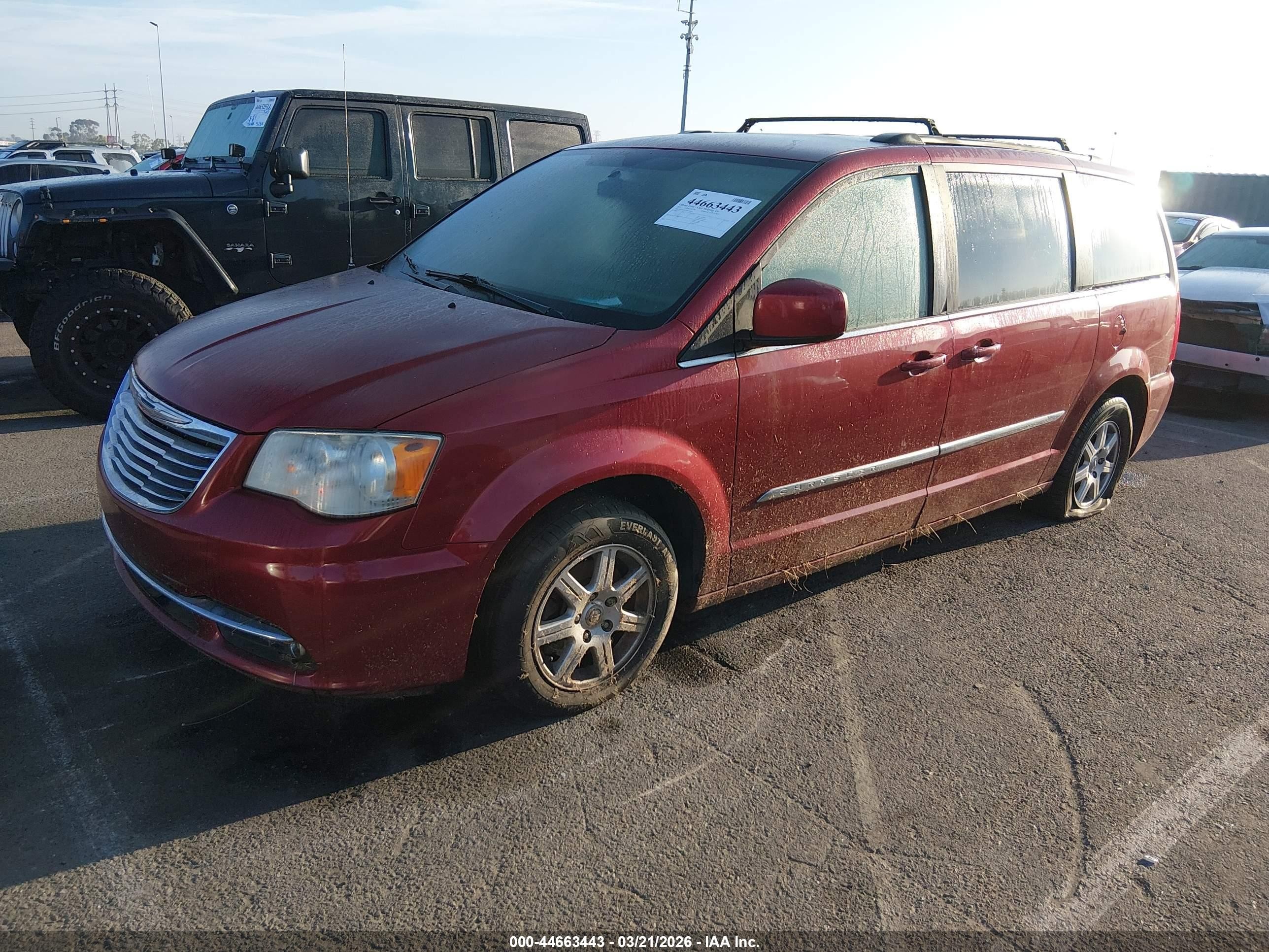 2011 Chrysler Town & Country Touring Red vin: 2A4RR5DG7BR746899