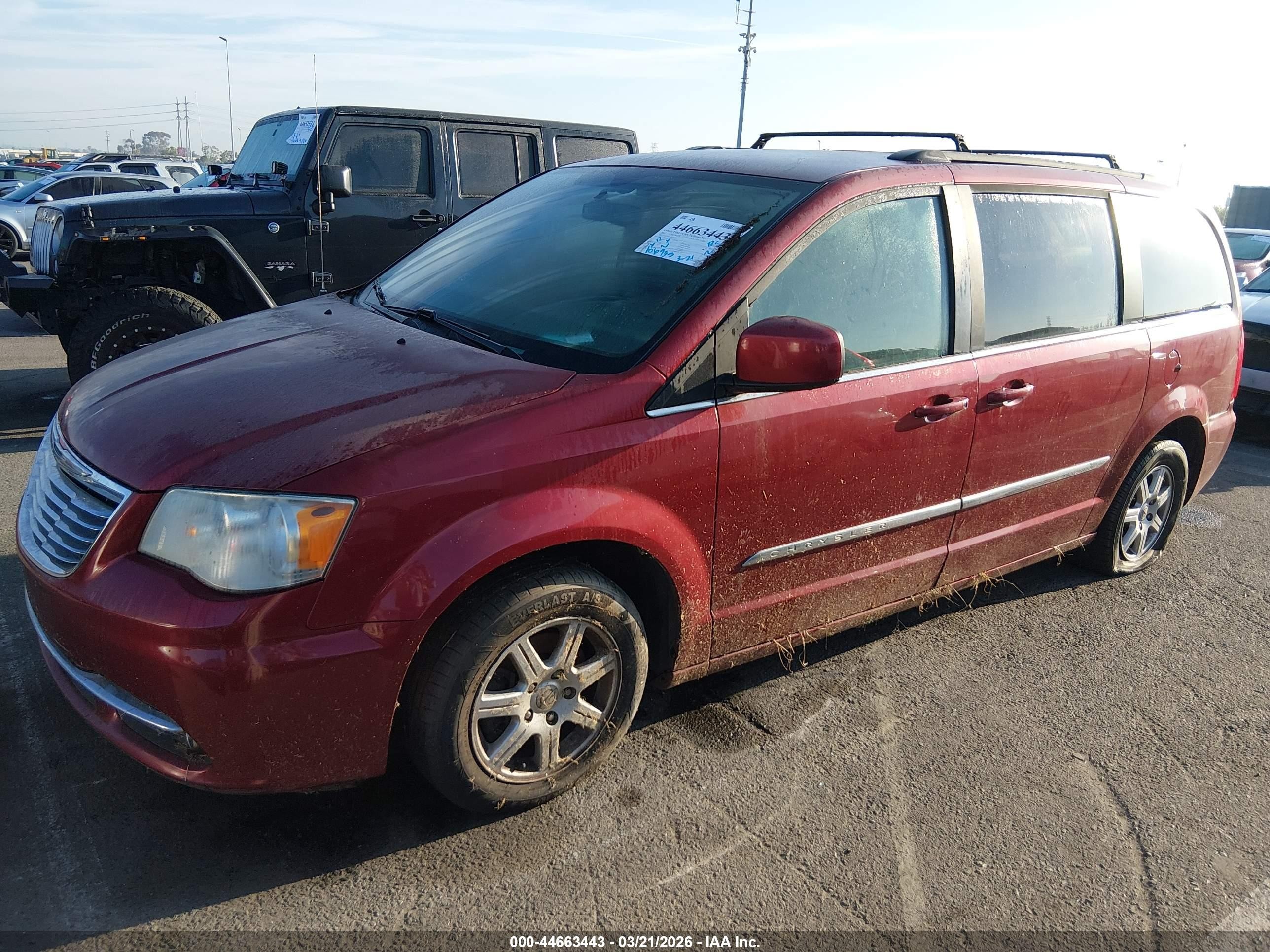 2011 Chrysler Town & Country Touring Red vin: 2A4RR5DG7BR746899