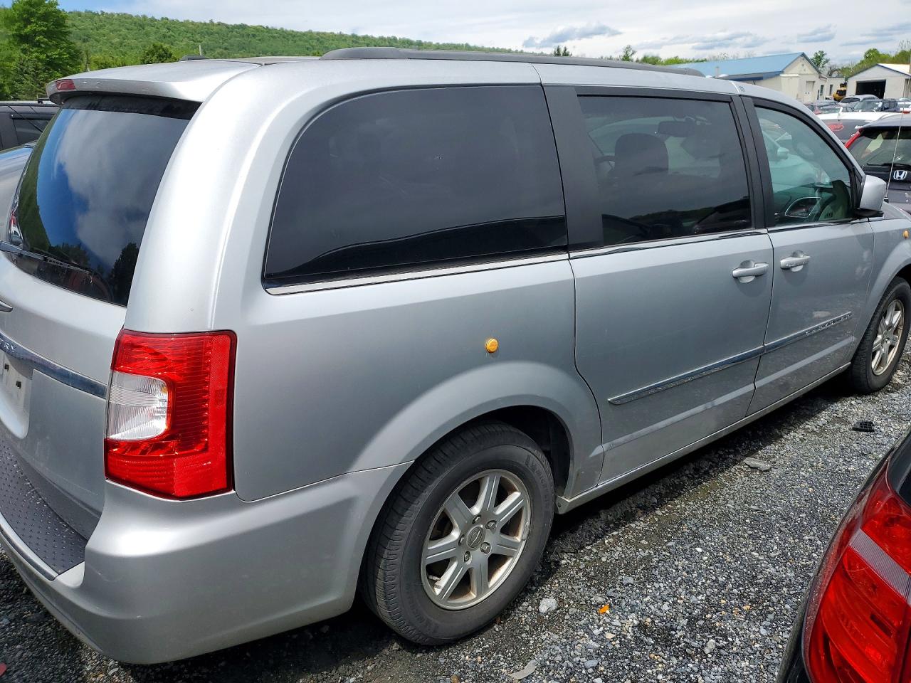 2011 Chrysler Town & Country Touring Silver vin: 2A4RR5DG8BR735538
