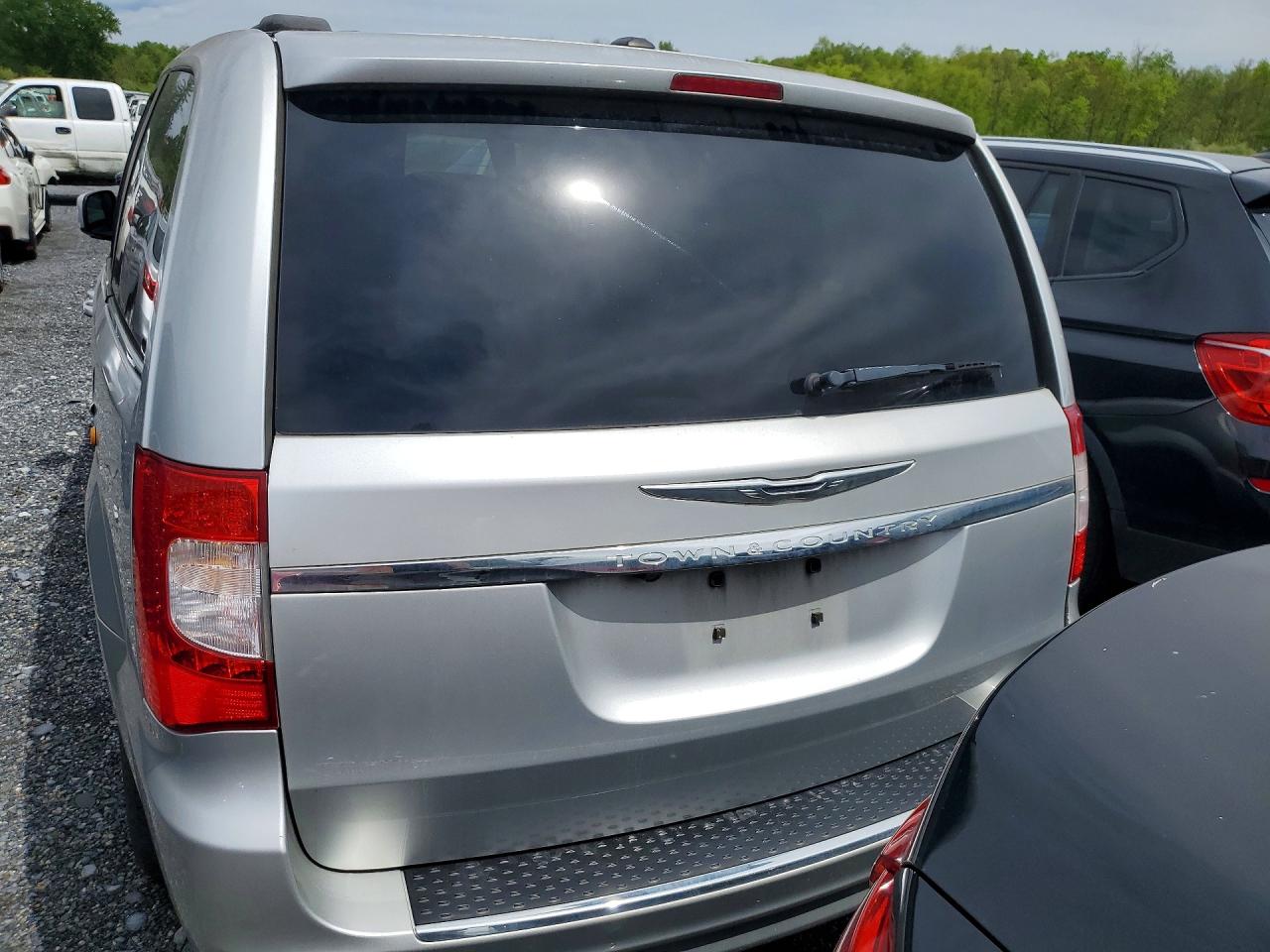2011 Chrysler Town & Country Touring Silver vin: 2A4RR5DG8BR735538