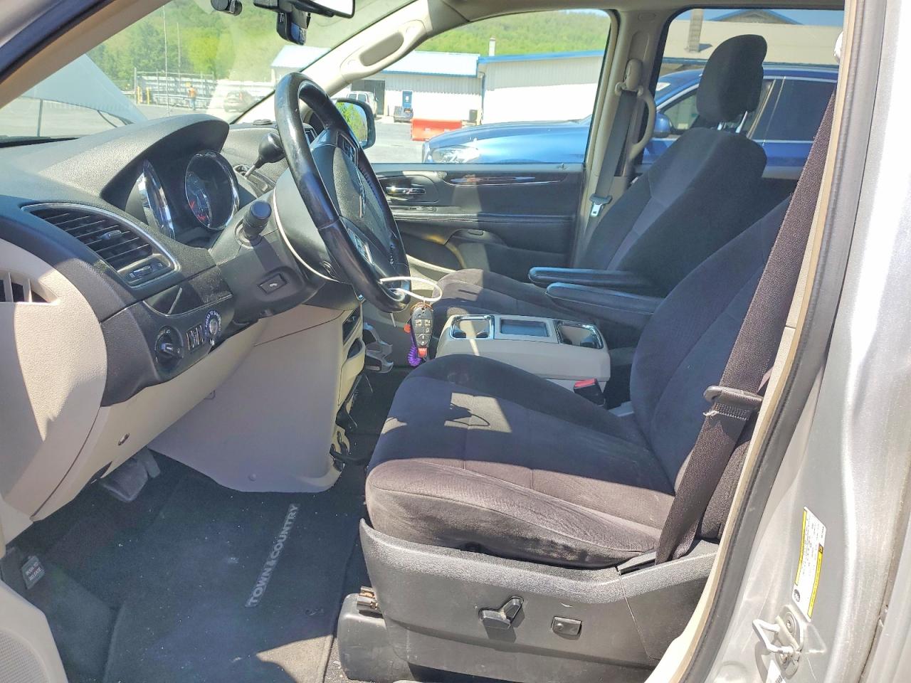 2011 Chrysler Town & Country Touring Silver vin: 2A4RR5DG8BR735538