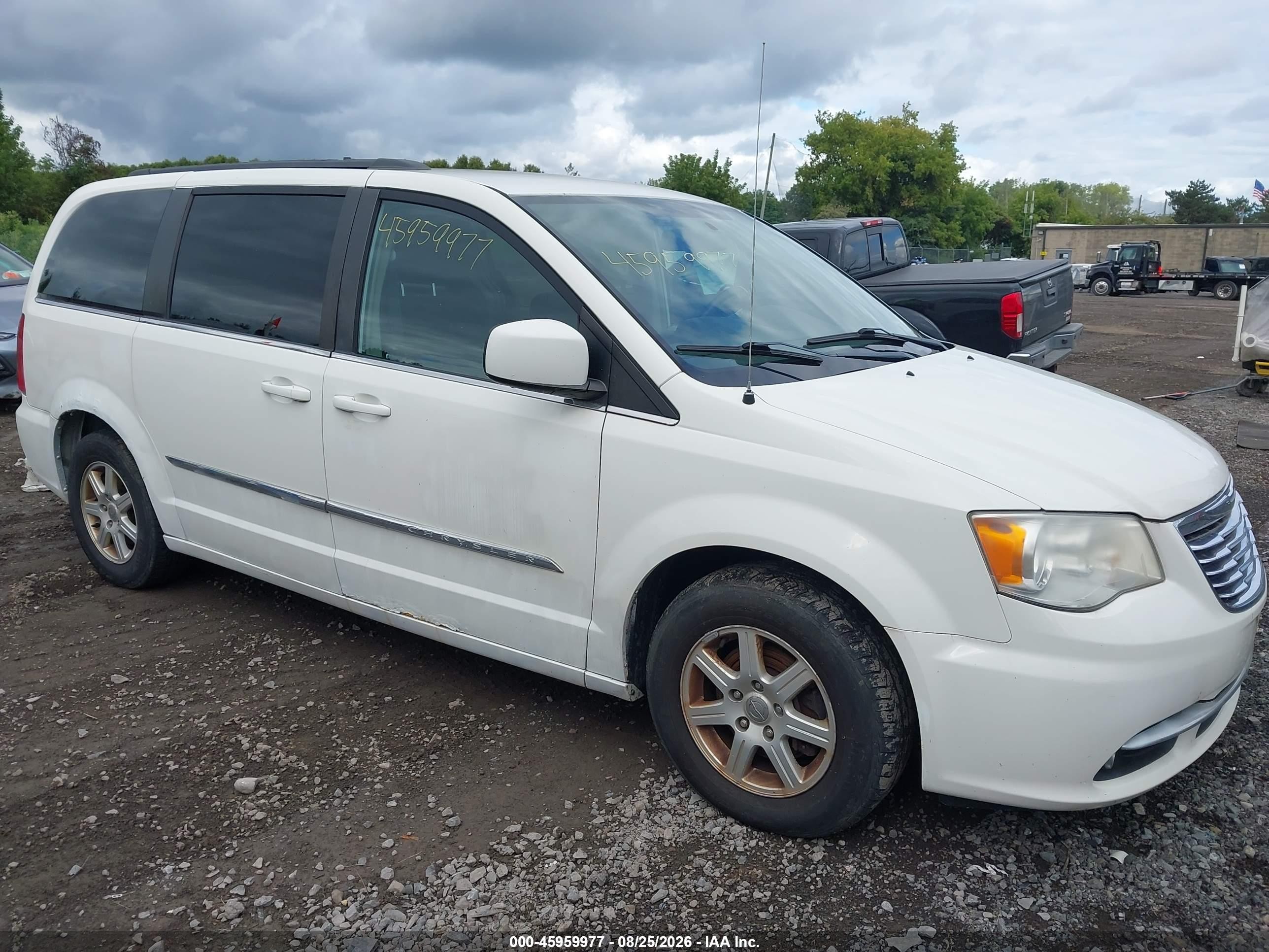 2011 Chrysler Town & Country Touring White vin: 2A4RR5DG8BR739329