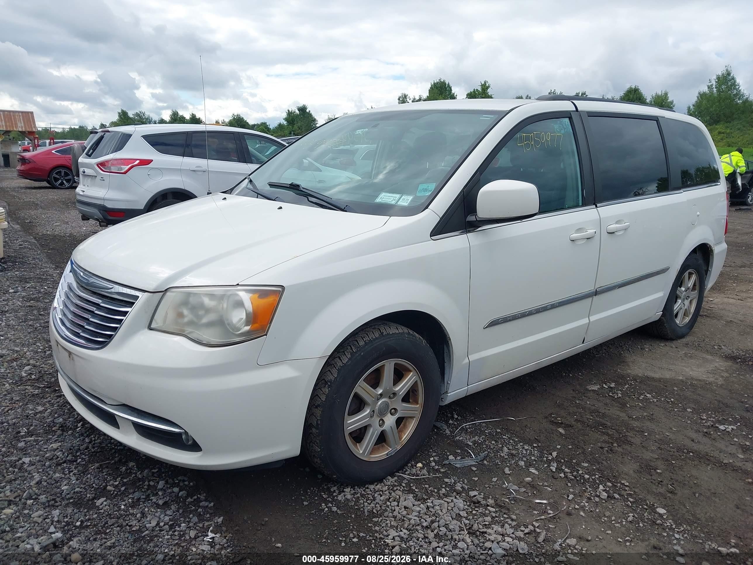 2011 Chrysler Town & Country Touring White vin: 2A4RR5DG8BR739329