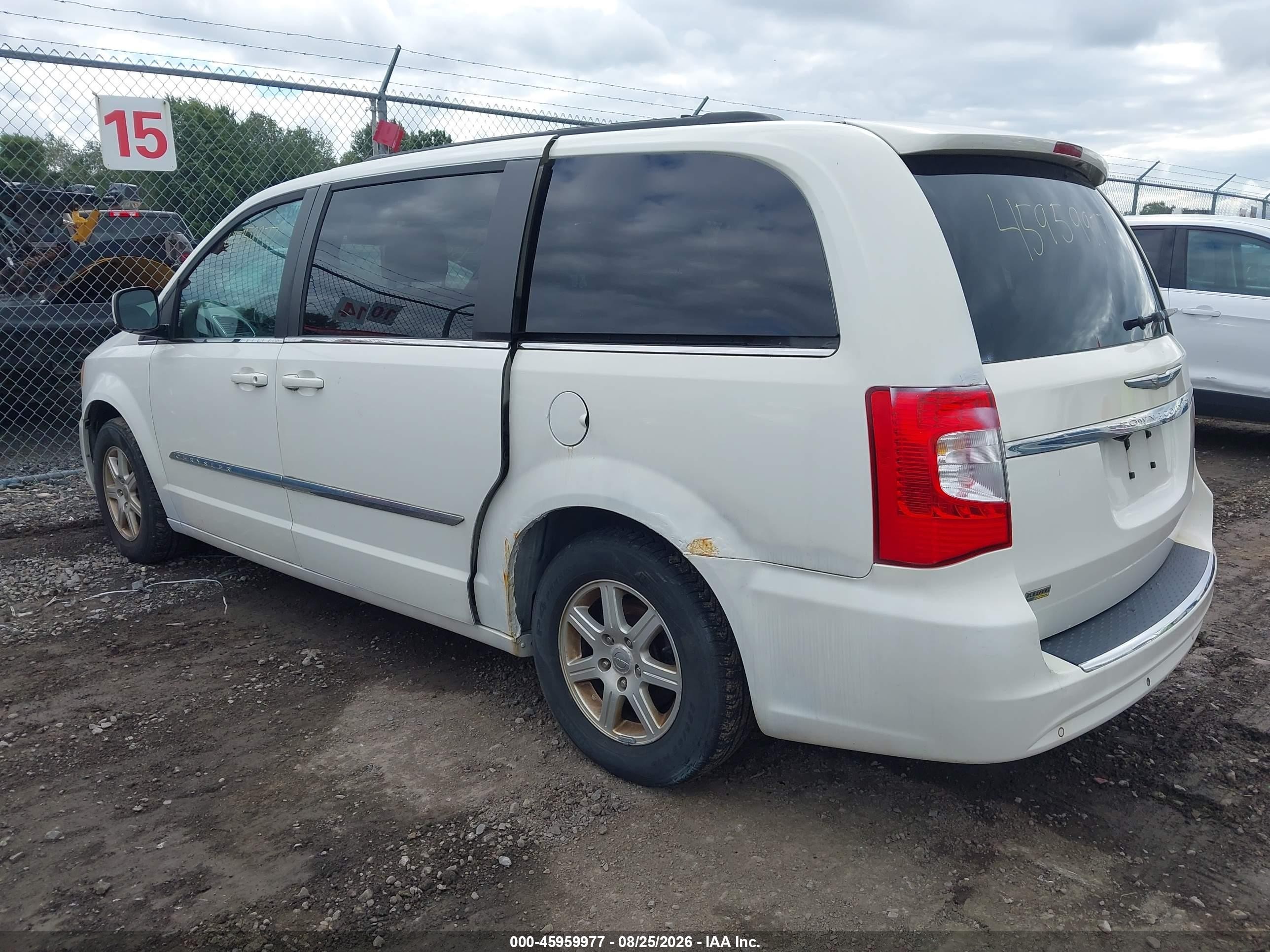 2011 Chrysler Town & Country Touring White vin: 2A4RR5DG8BR739329