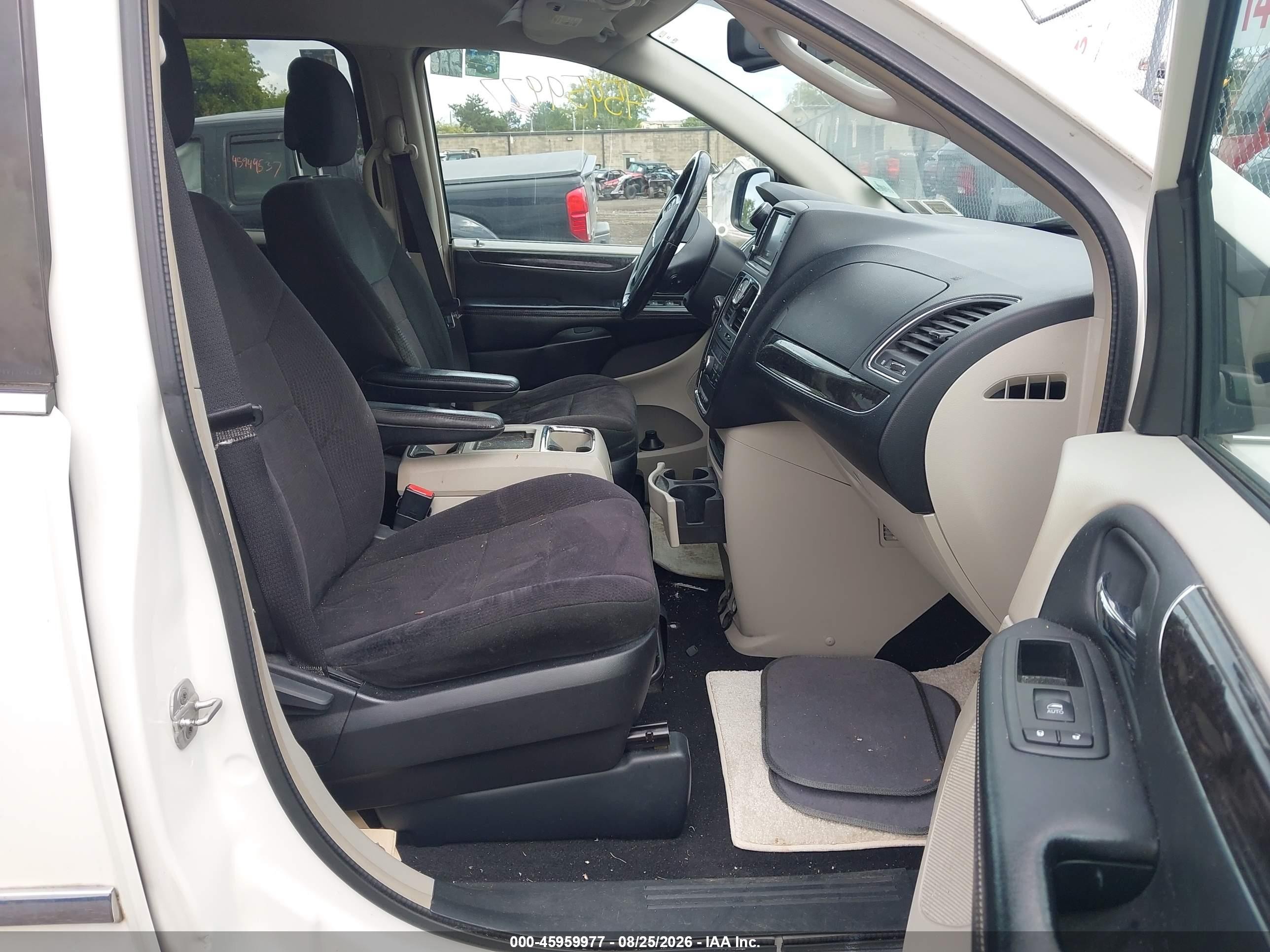 2011 Chrysler Town & Country Touring White vin: 2A4RR5DG8BR739329