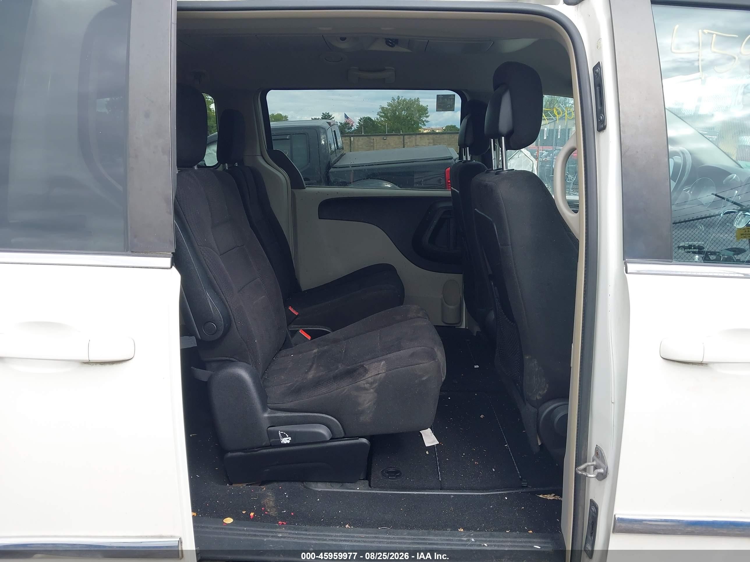 2011 Chrysler Town & Country Touring White vin: 2A4RR5DG8BR739329