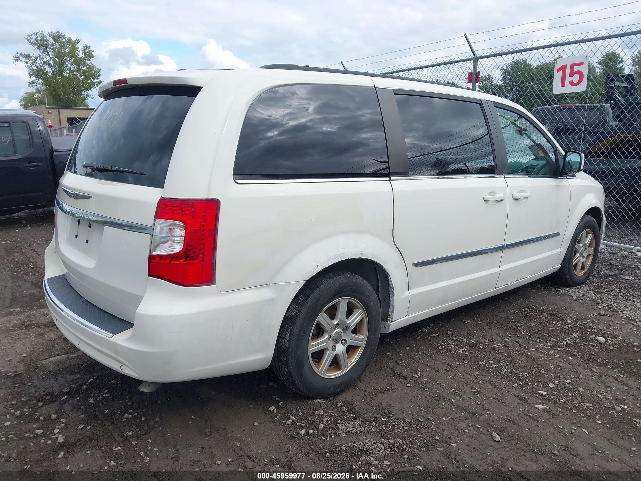 2011 Chrysler Town & Country Touring White vin: 2A4RR5DG8BR739329