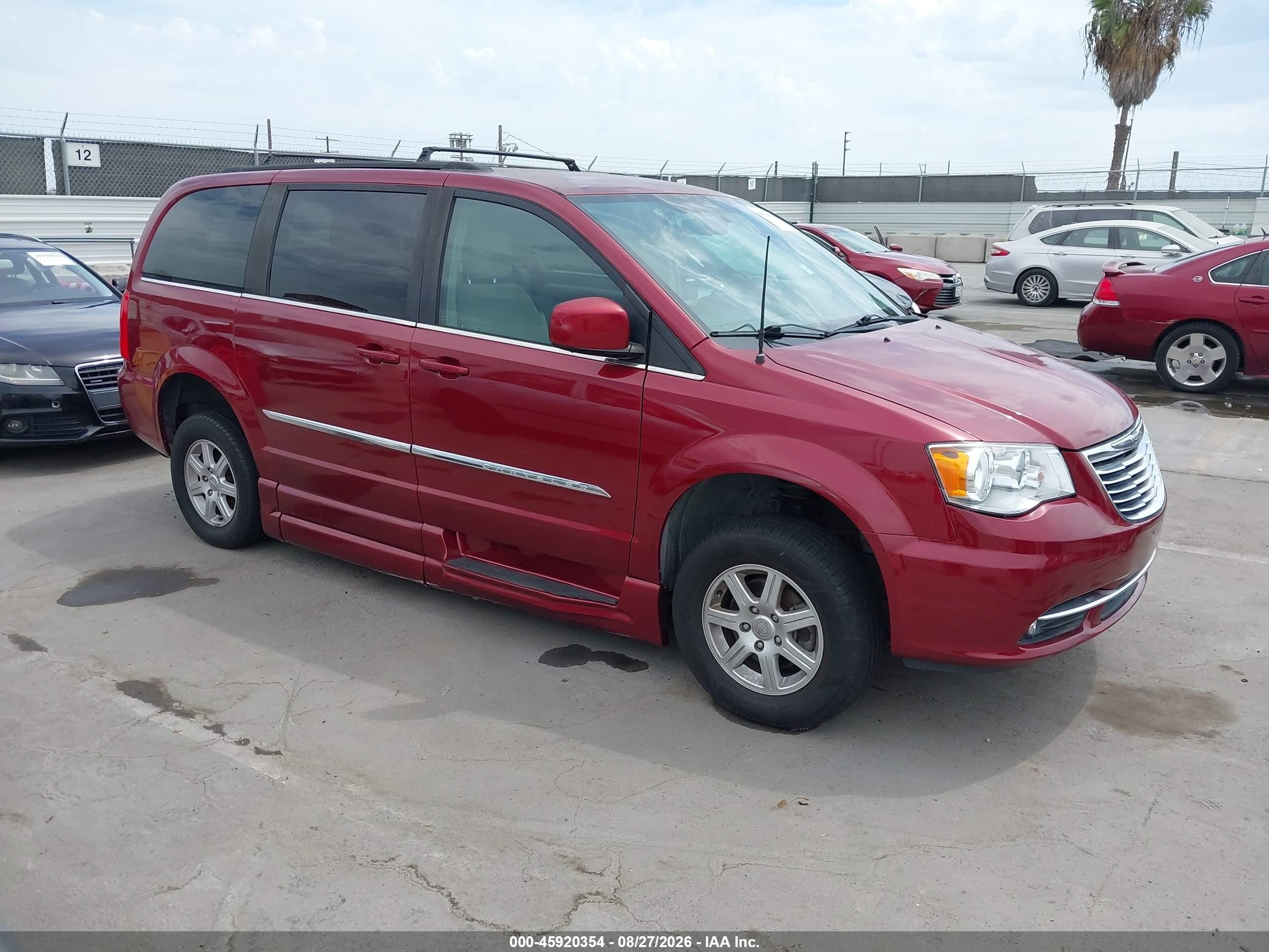 2011 Chrysler Town & Country Touring Red vin: 2A4RR5DG9BR694854