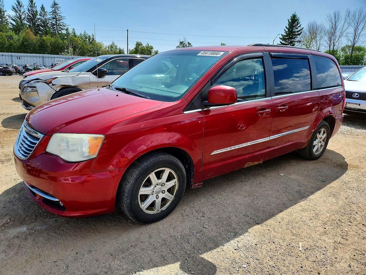 2011 Chrysler Town & Country Touring Red vin: 2A4RR5DG9BR726945
