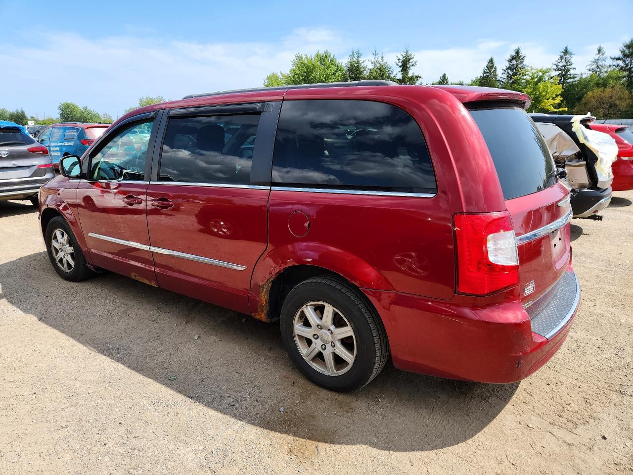 2011 Chrysler Town & Country Touring Red vin: 2A4RR5DG9BR726945