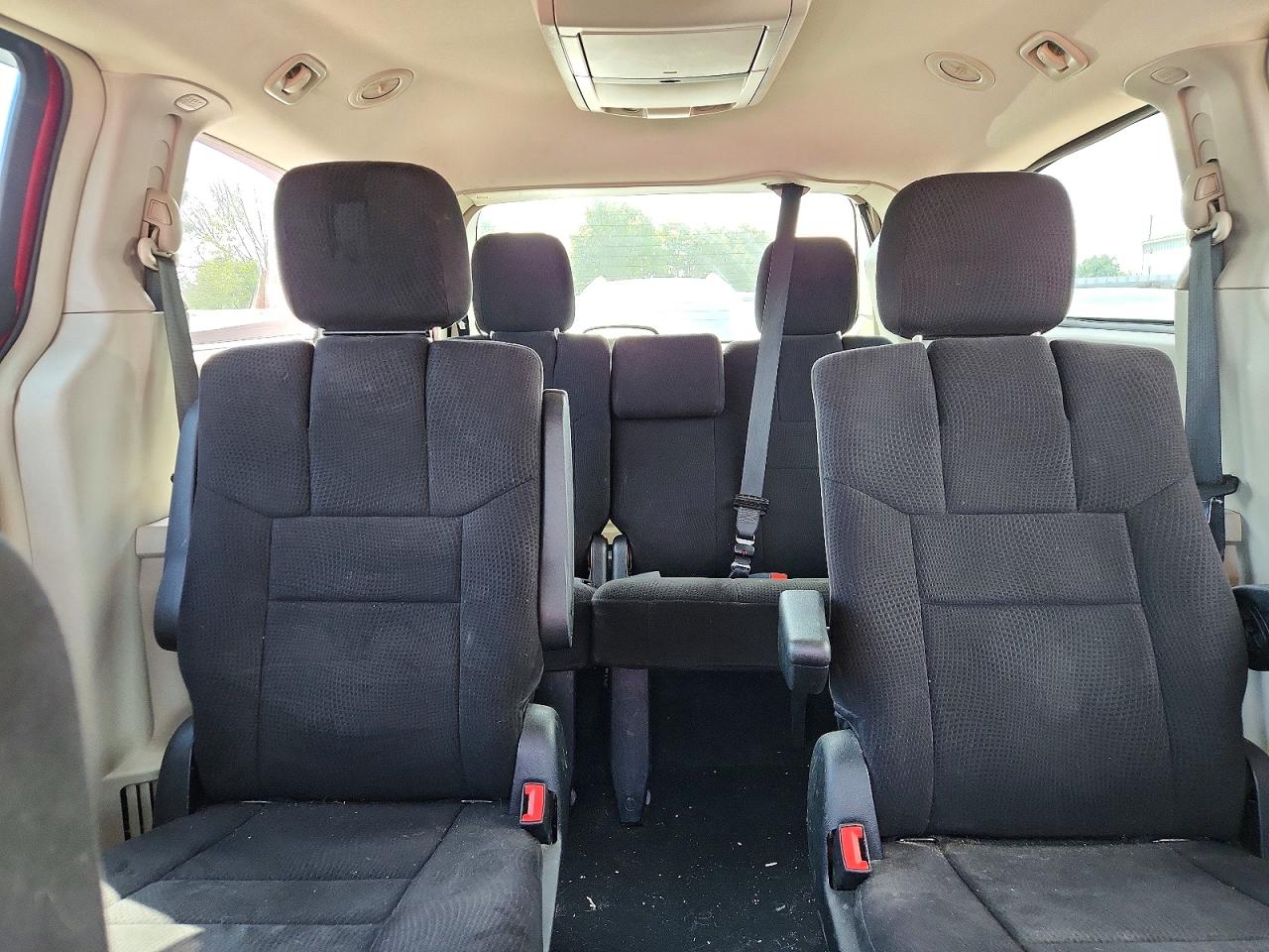 2011 Chrysler Town & Country Touring Red vin: 2A4RR5DG9BR726945