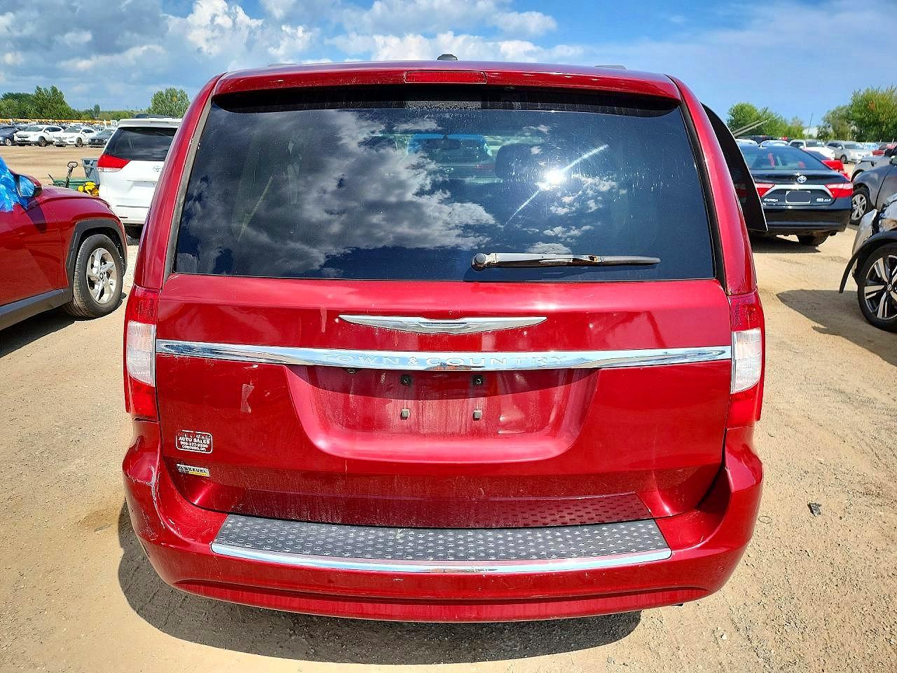 2011 Chrysler Town & Country Touring Red vin: 2A4RR5DG9BR726945