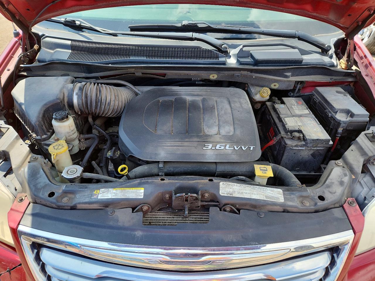 2011 Chrysler Town & Country Touring Red vin: 2A4RR5DG9BR726945