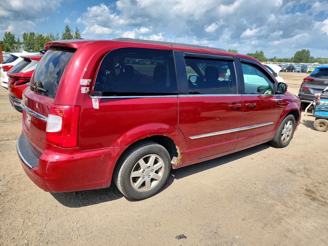 2011 Chrysler Town & Country Touring Red vin: 2A4RR5DG9BR726945