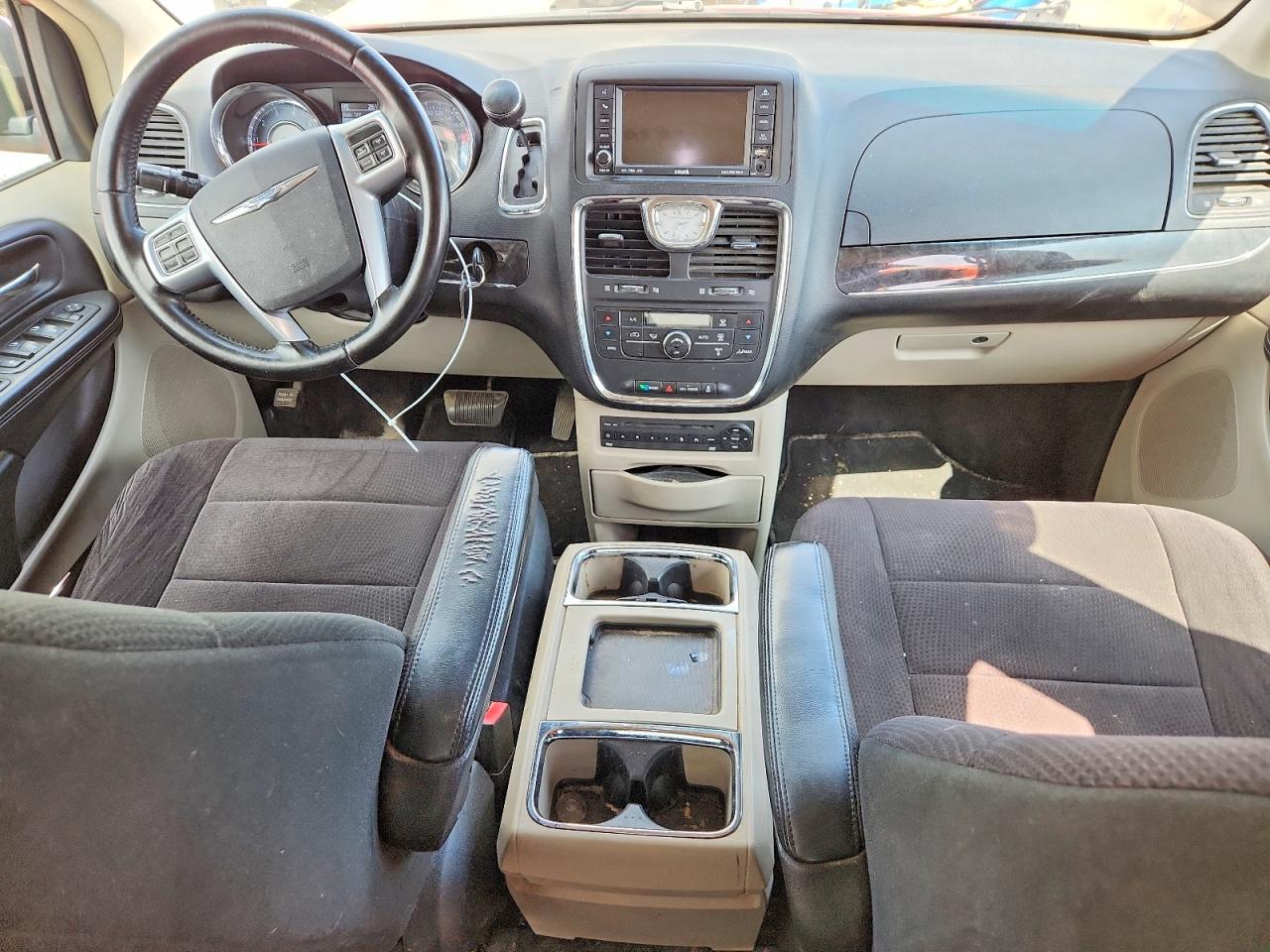 2011 Chrysler Town & Country Touring Red vin: 2A4RR5DG9BR726945