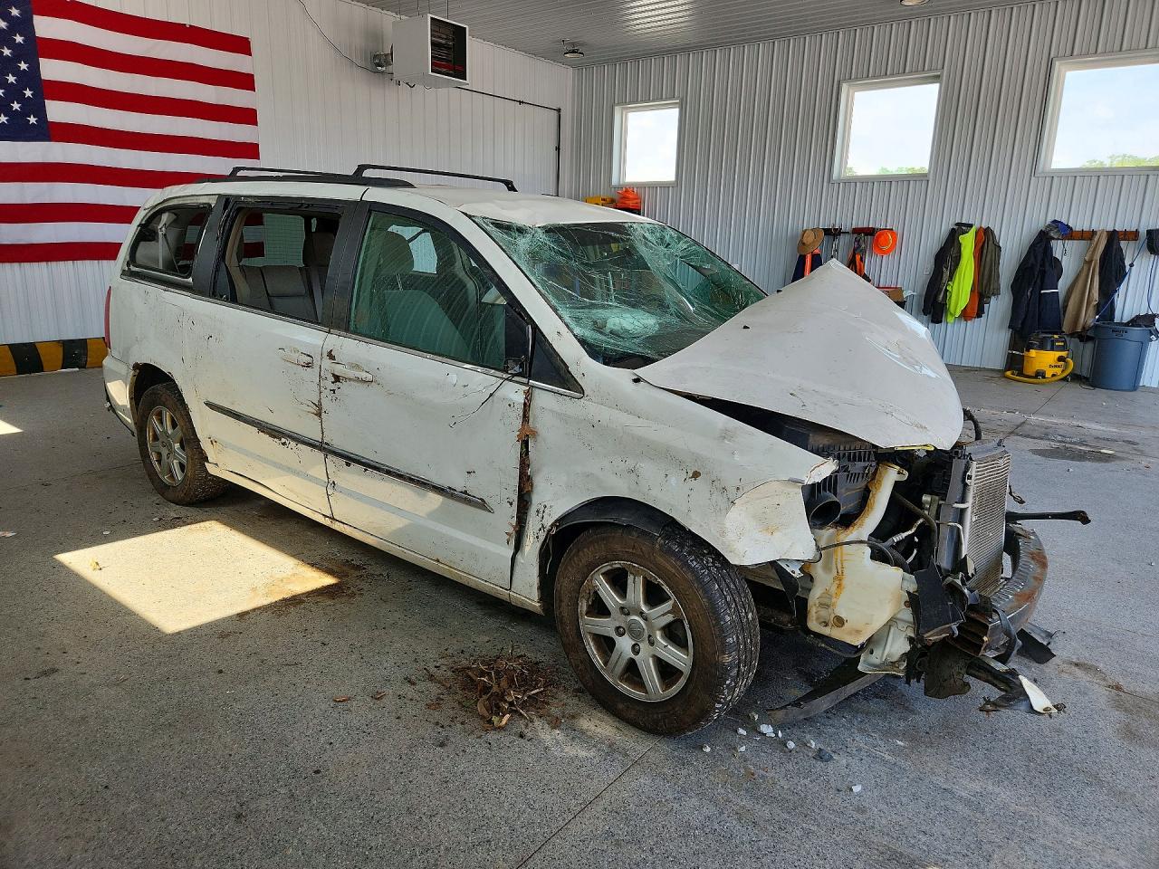 2011 Chrysler Town & Country Touring White vin: 2A4RR5DGXBR664651
