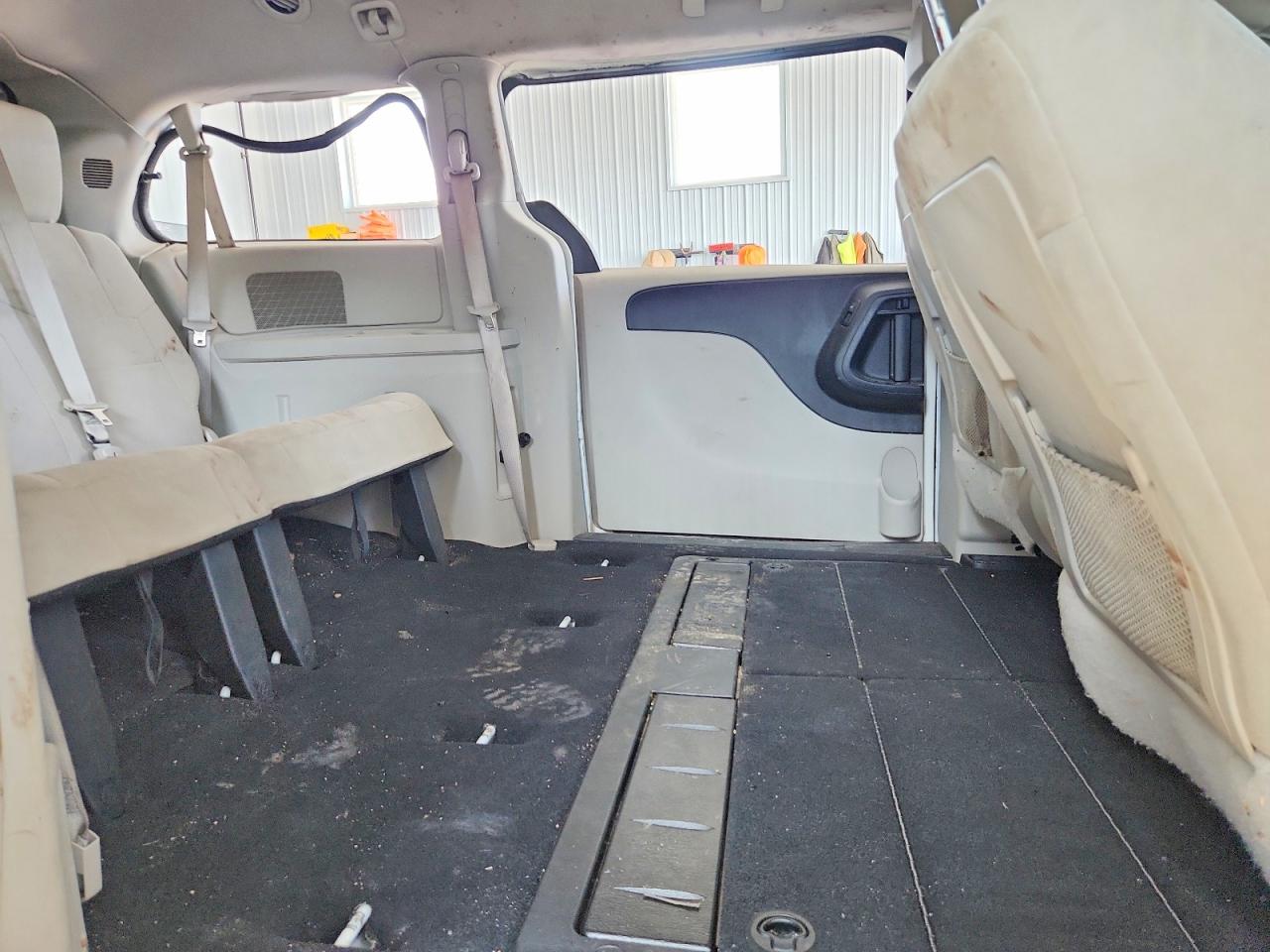2011 Chrysler Town & Country Touring White vin: 2A4RR5DGXBR664651