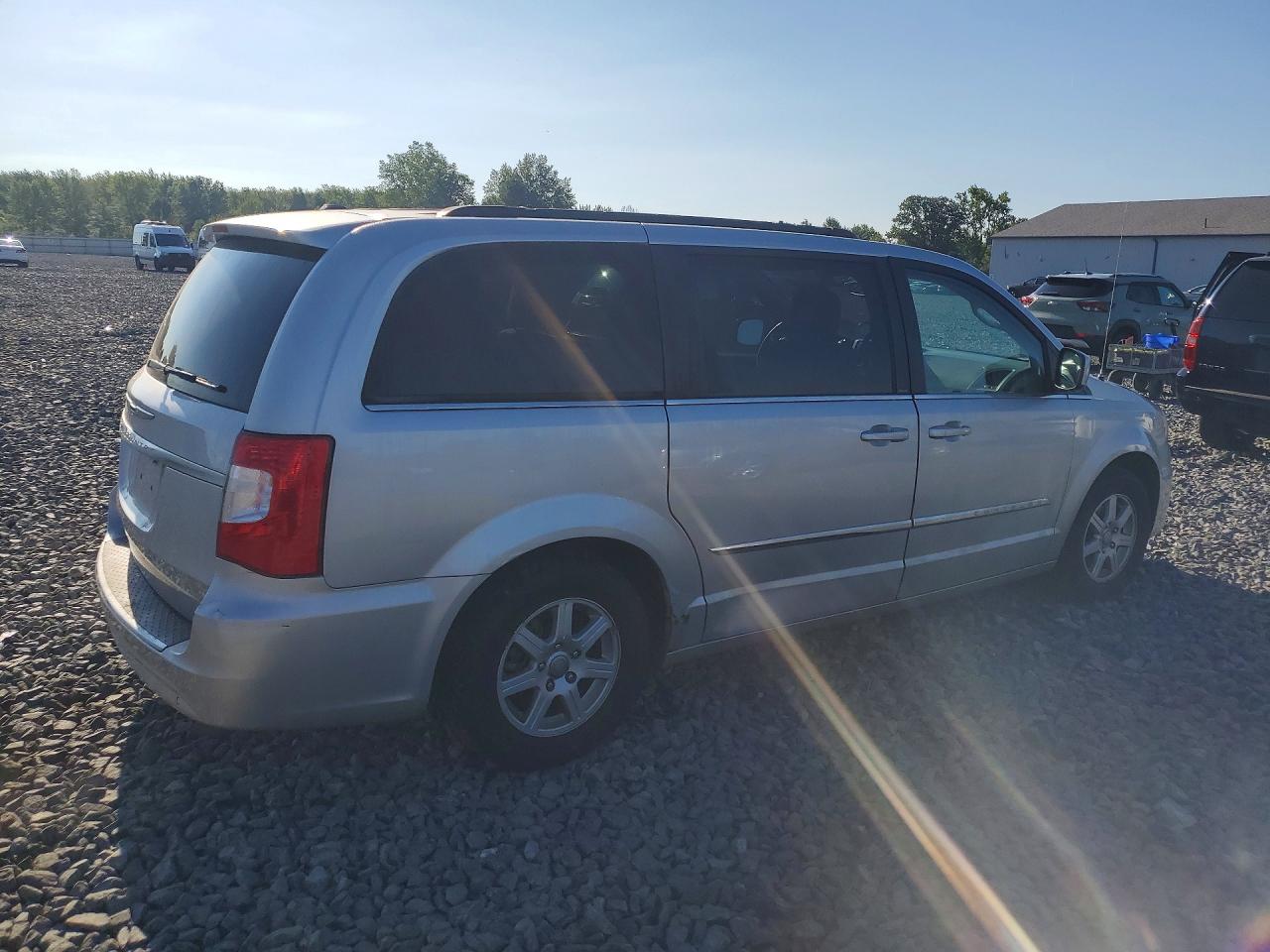 2011 Chrysler Town & Country Touring Silver vin: 2A4RR5DGXBR665086