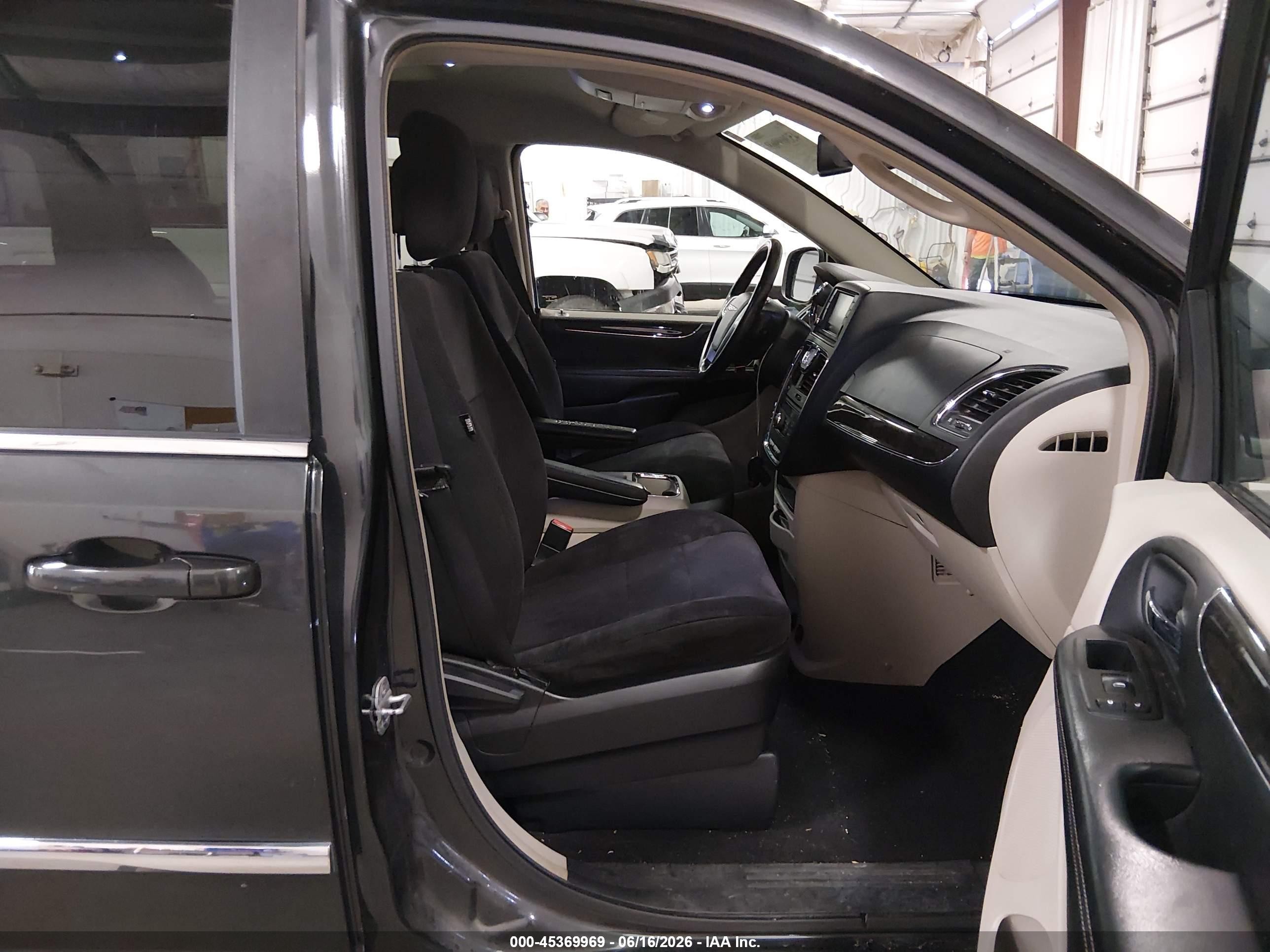 2011 Chrysler Town & Country Touring Gray vin: 2A4RR5DGXBR682373