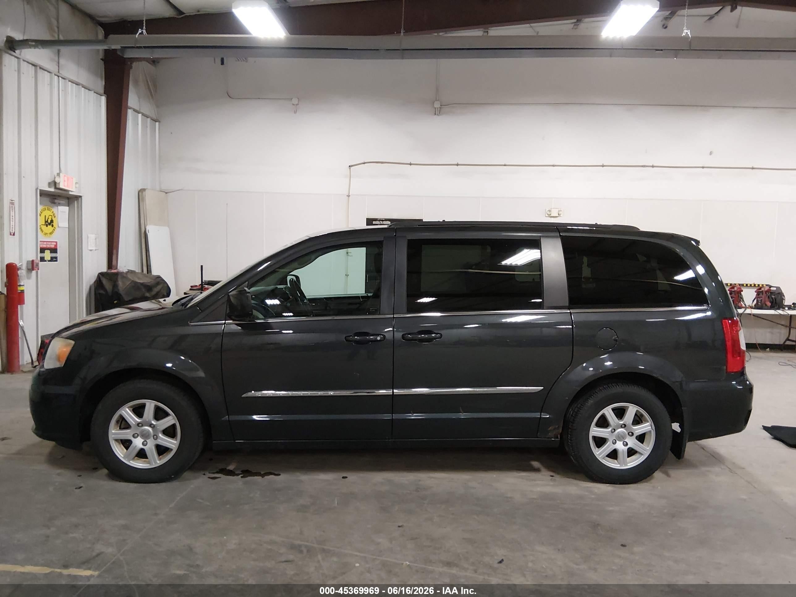 2011 Chrysler Town & Country Touring Gray vin: 2A4RR5DGXBR682373