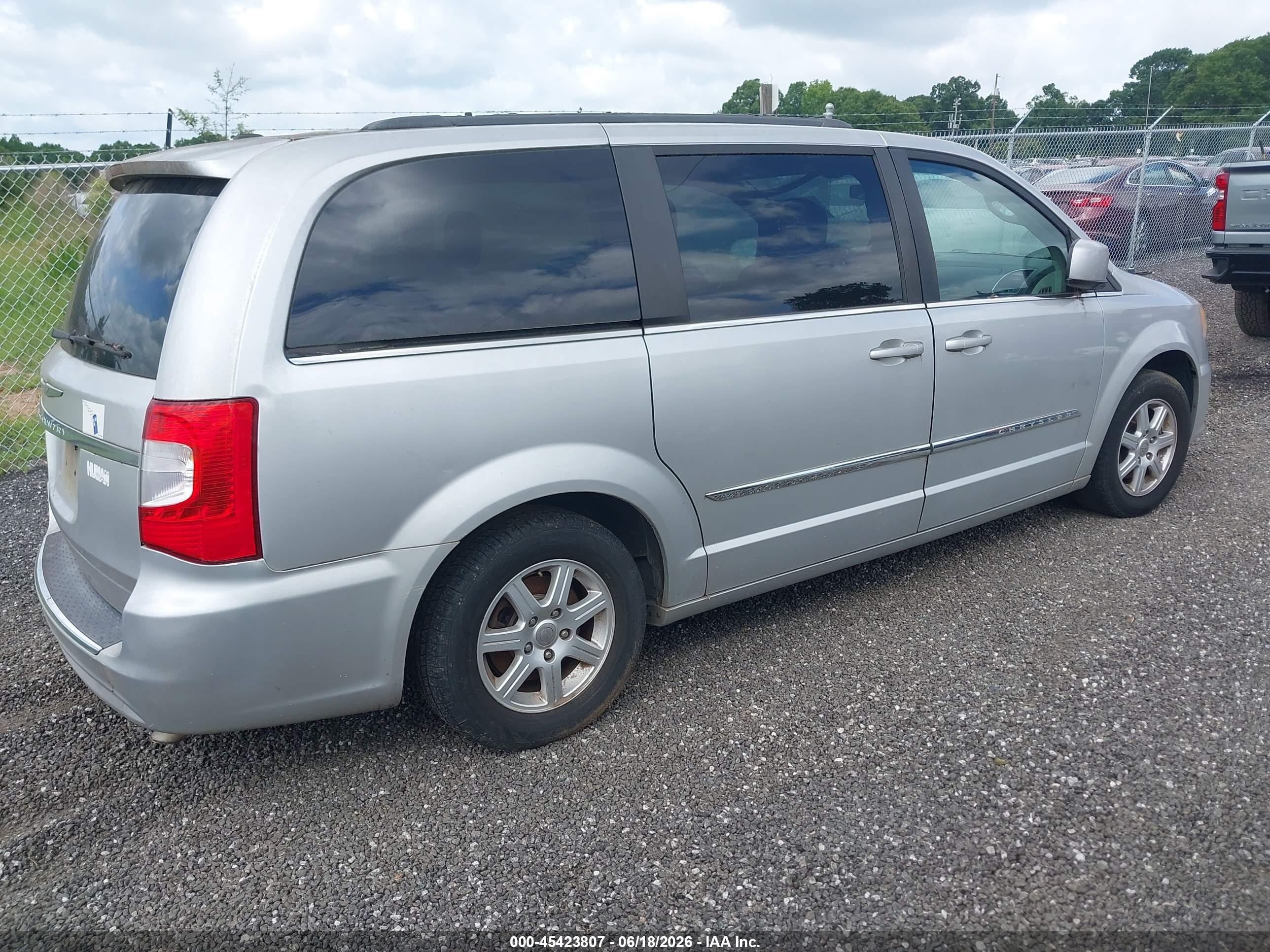 2011 Chrysler Town & Country Touring Silver vin: 2A4RR5DGXBR766080