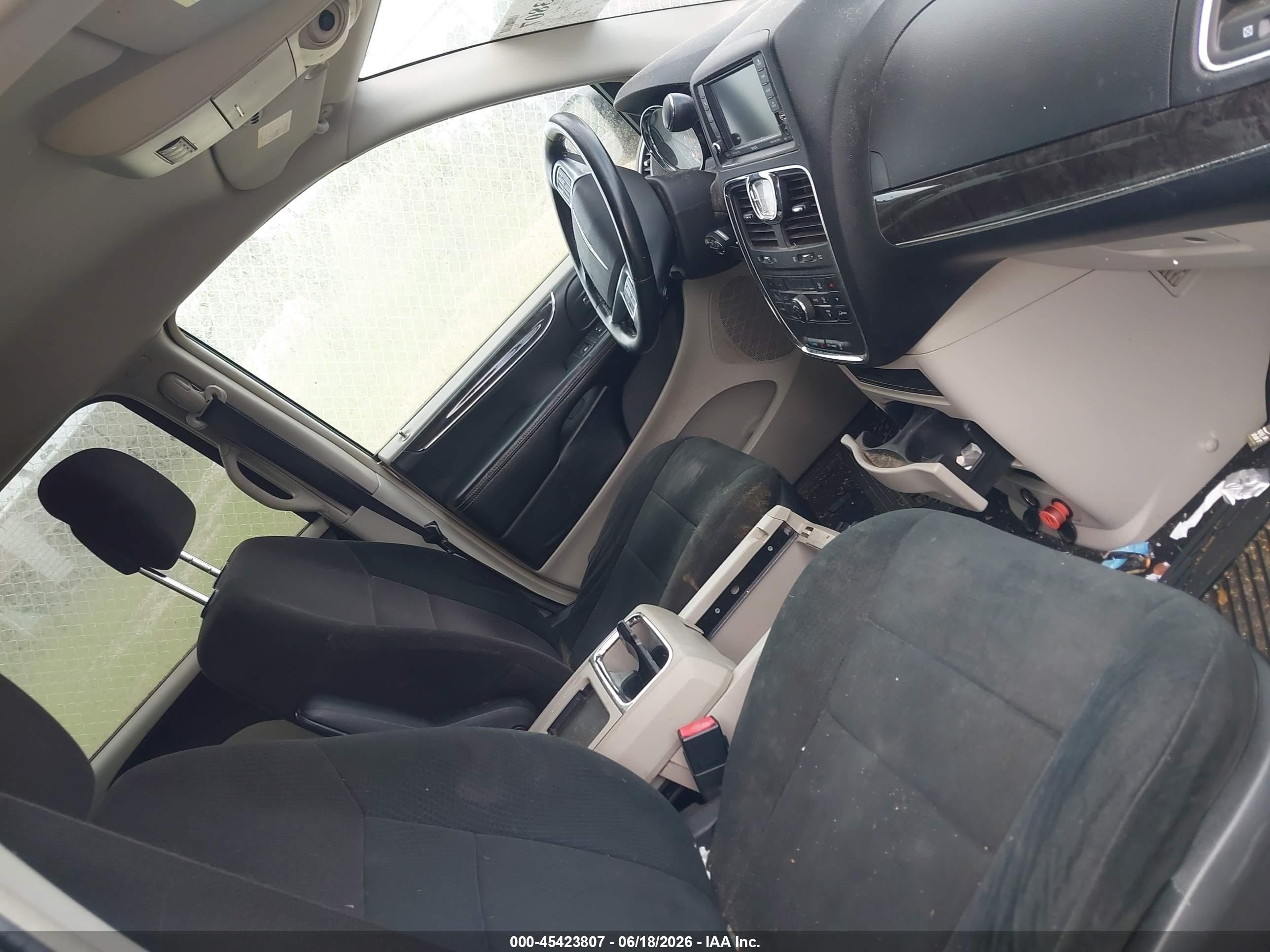 2011 Chrysler Town & Country Touring Silver vin: 2A4RR5DGXBR766080