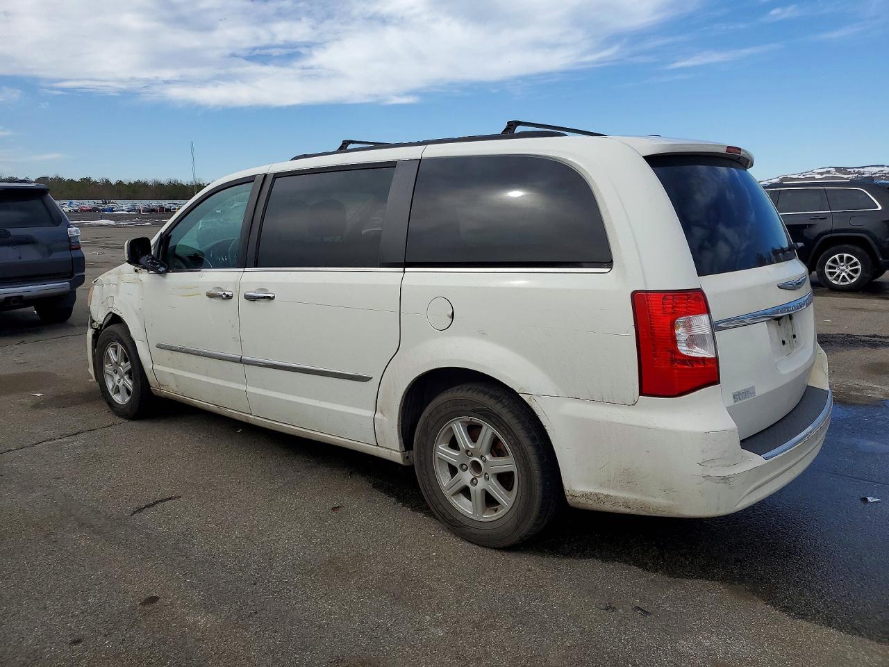 2011 Chrysler Town & Country Touring White vin: 2A4RR5DGXBR781548