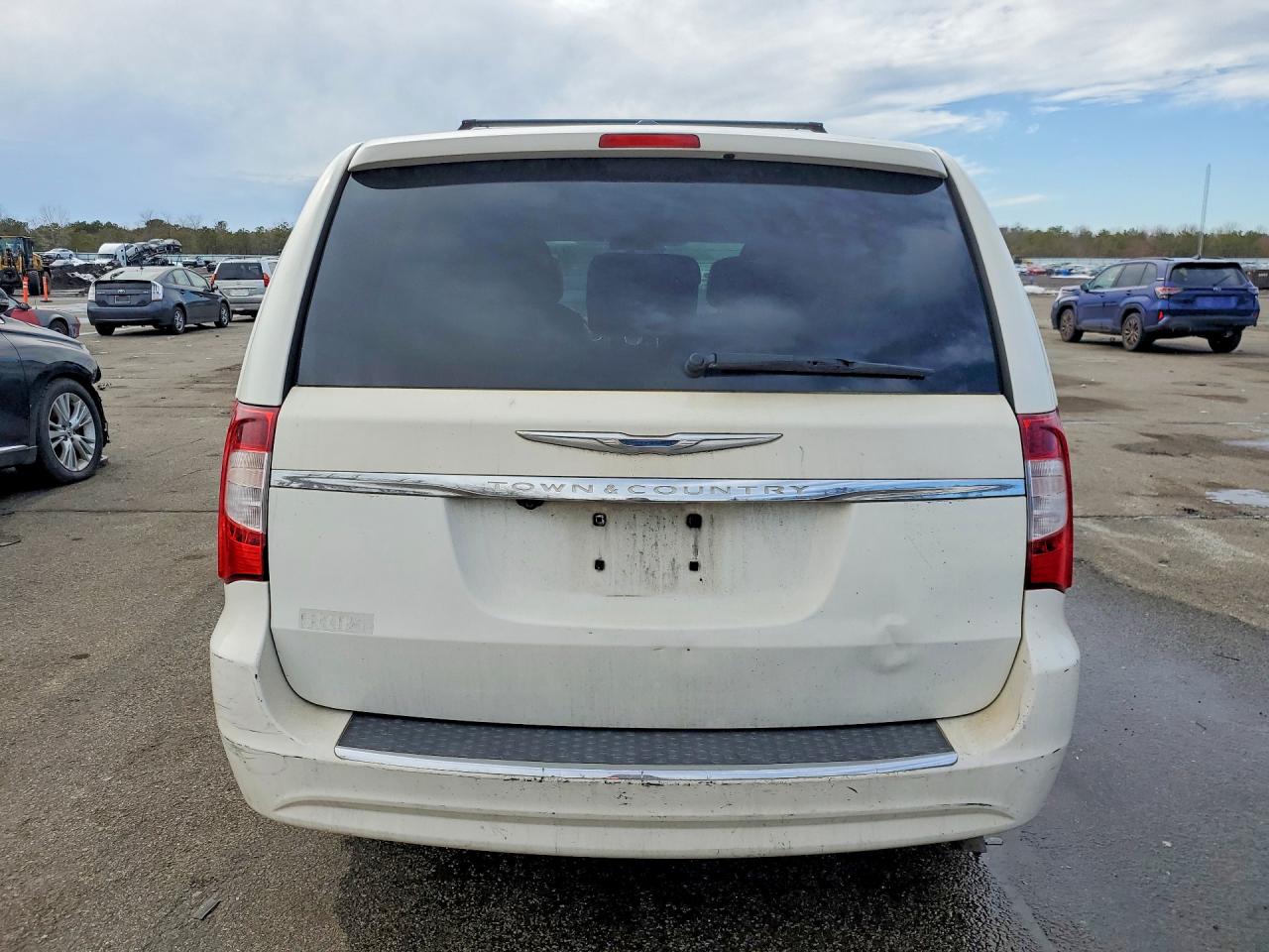 2011 Chrysler Town & Country Touring White vin: 2A4RR5DGXBR781548
