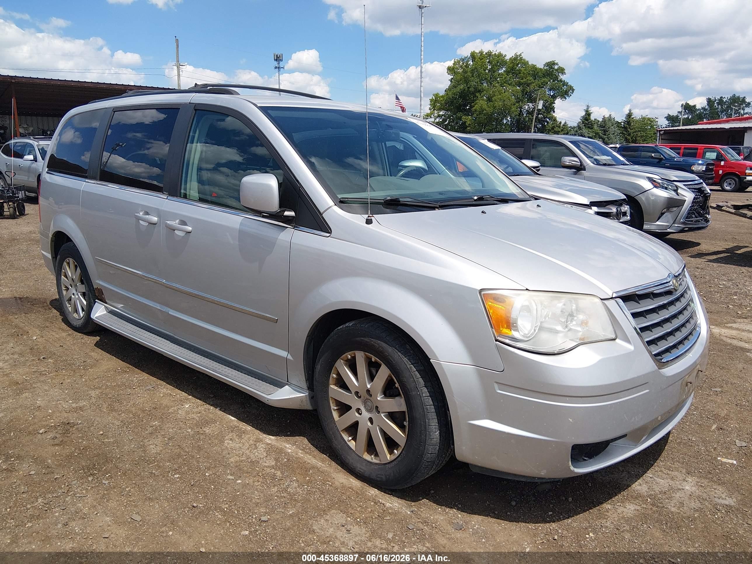 2010 Chrysler Town & Country Touring Silver vin: 2A4RR5DX0AR128340