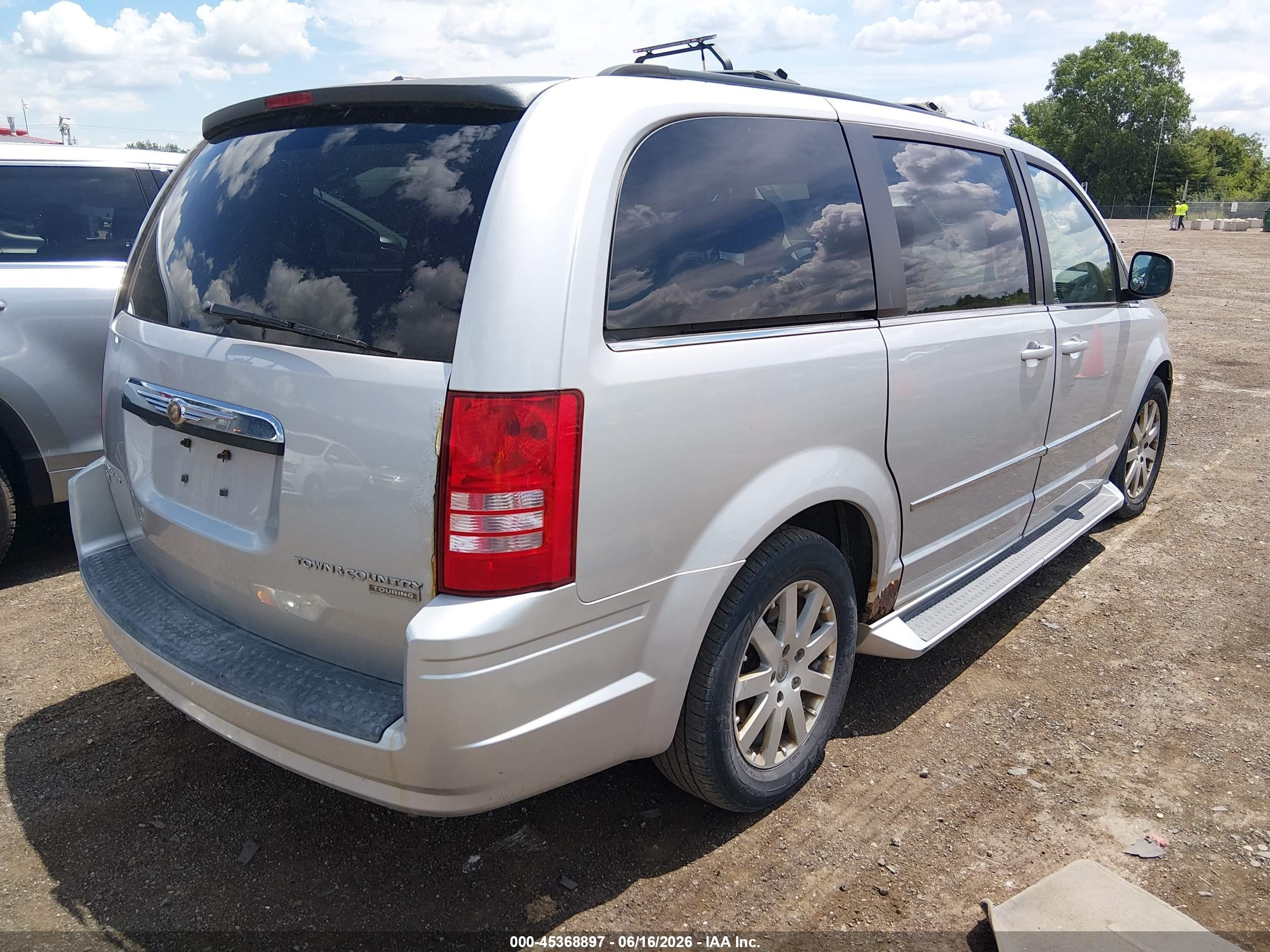 2010 Chrysler Town & Country Touring Silver vin: 2A4RR5DX0AR128340