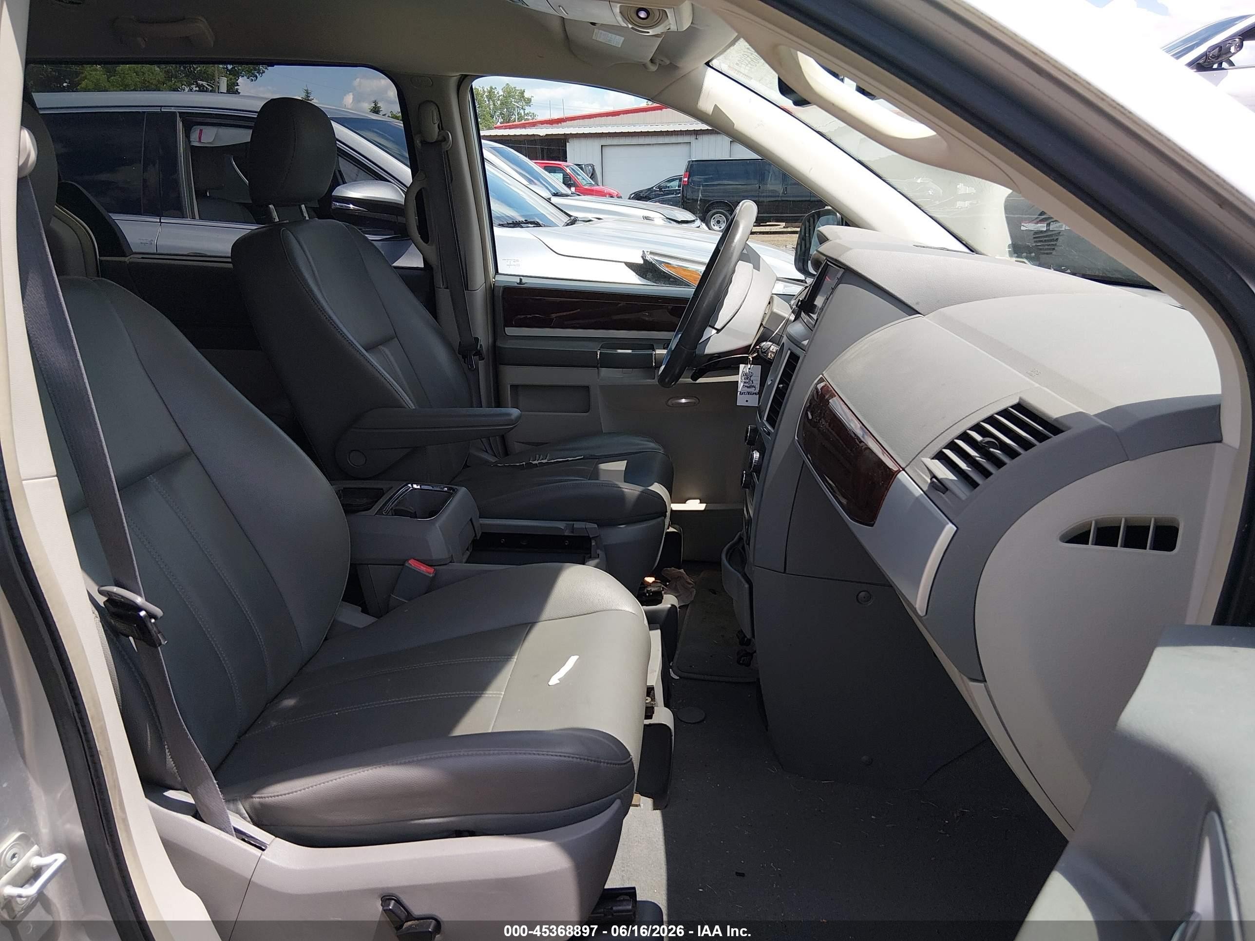 2010 Chrysler Town & Country Touring Silver vin: 2A4RR5DX0AR128340