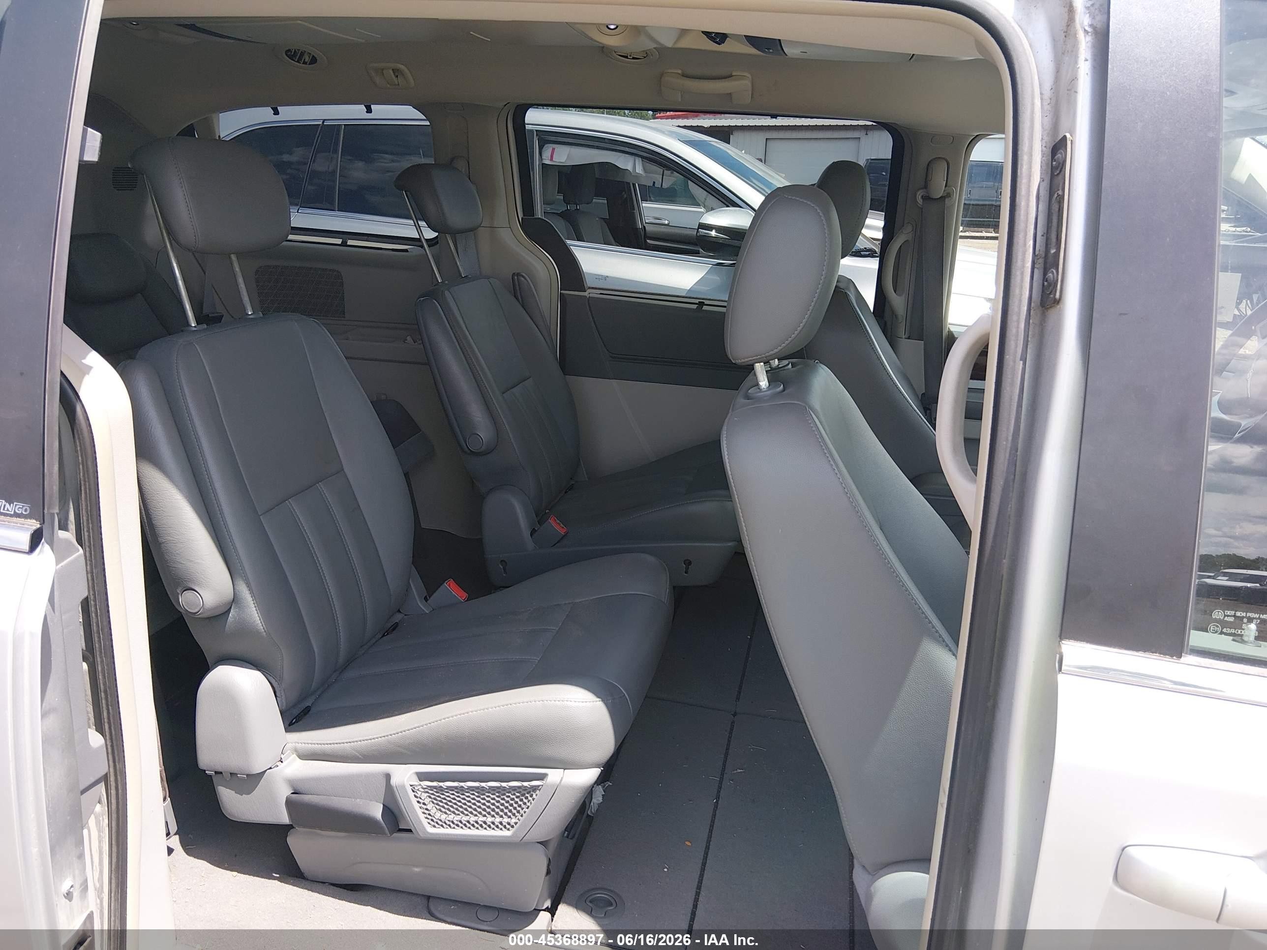 2010 Chrysler Town & Country Touring Silver vin: 2A4RR5DX0AR128340
