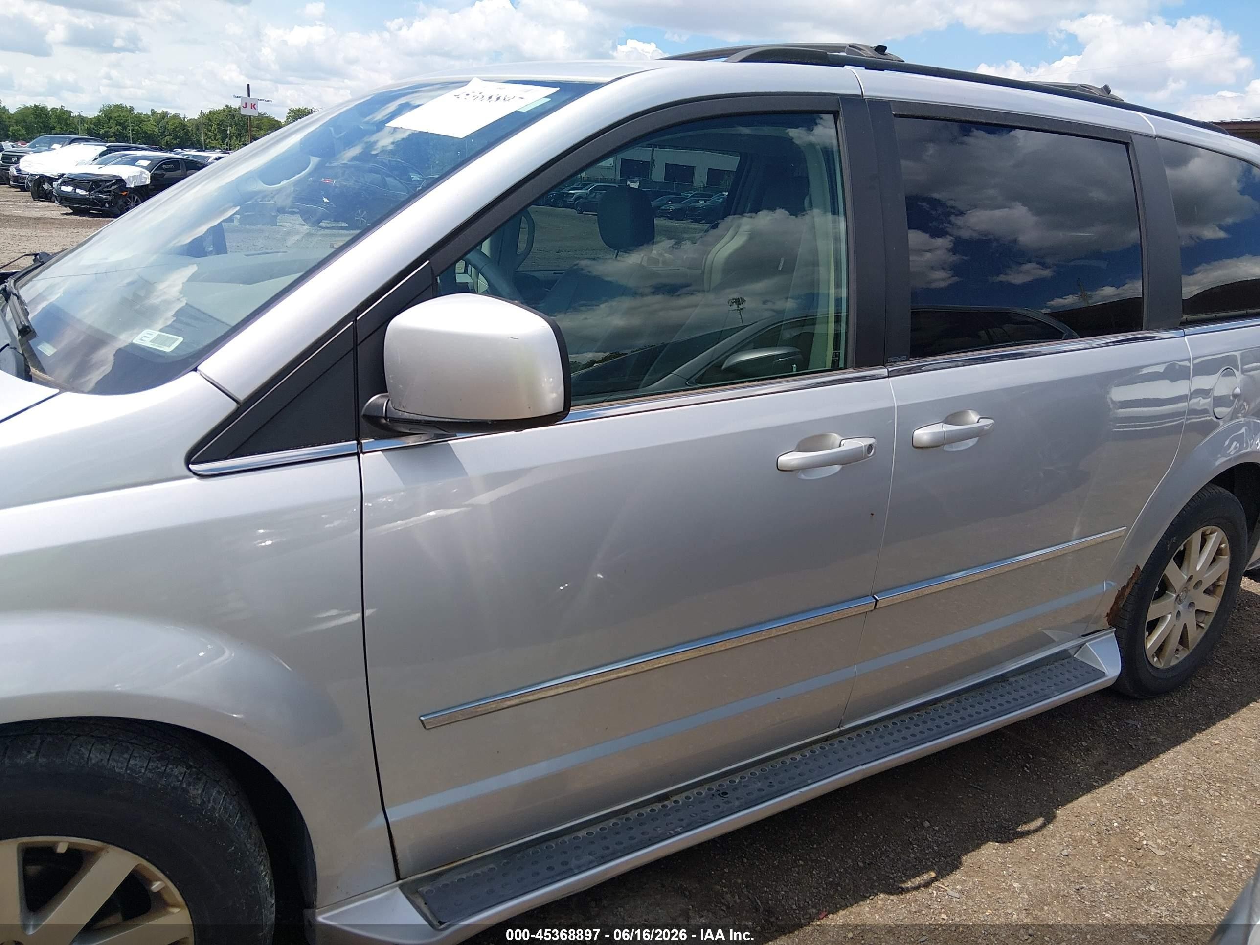 2010 Chrysler Town & Country Touring Silver vin: 2A4RR5DX0AR128340