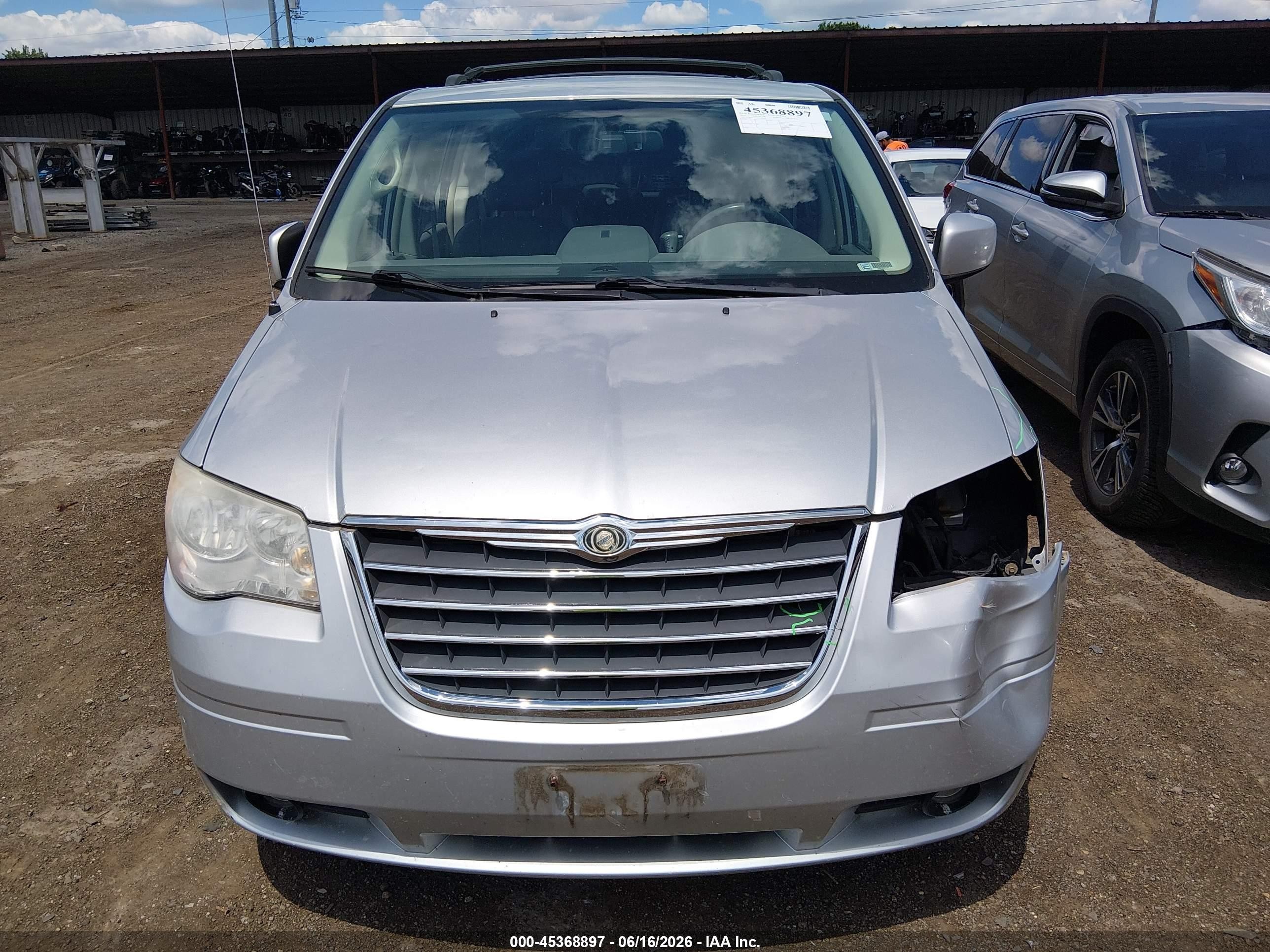 2010 Chrysler Town & Country Touring Silver vin: 2A4RR5DX0AR128340