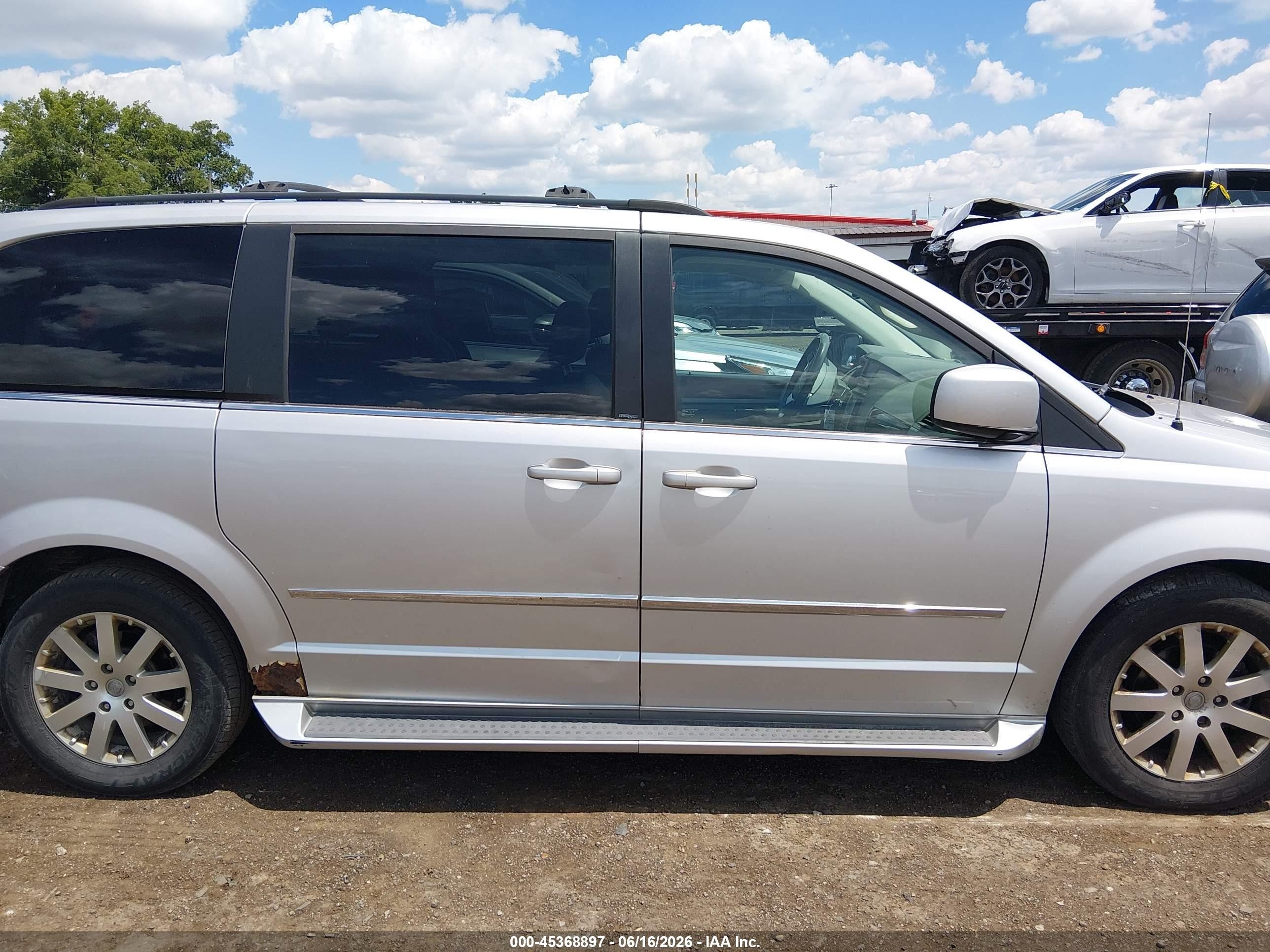 2010 Chrysler Town & Country Touring Silver vin: 2A4RR5DX0AR128340