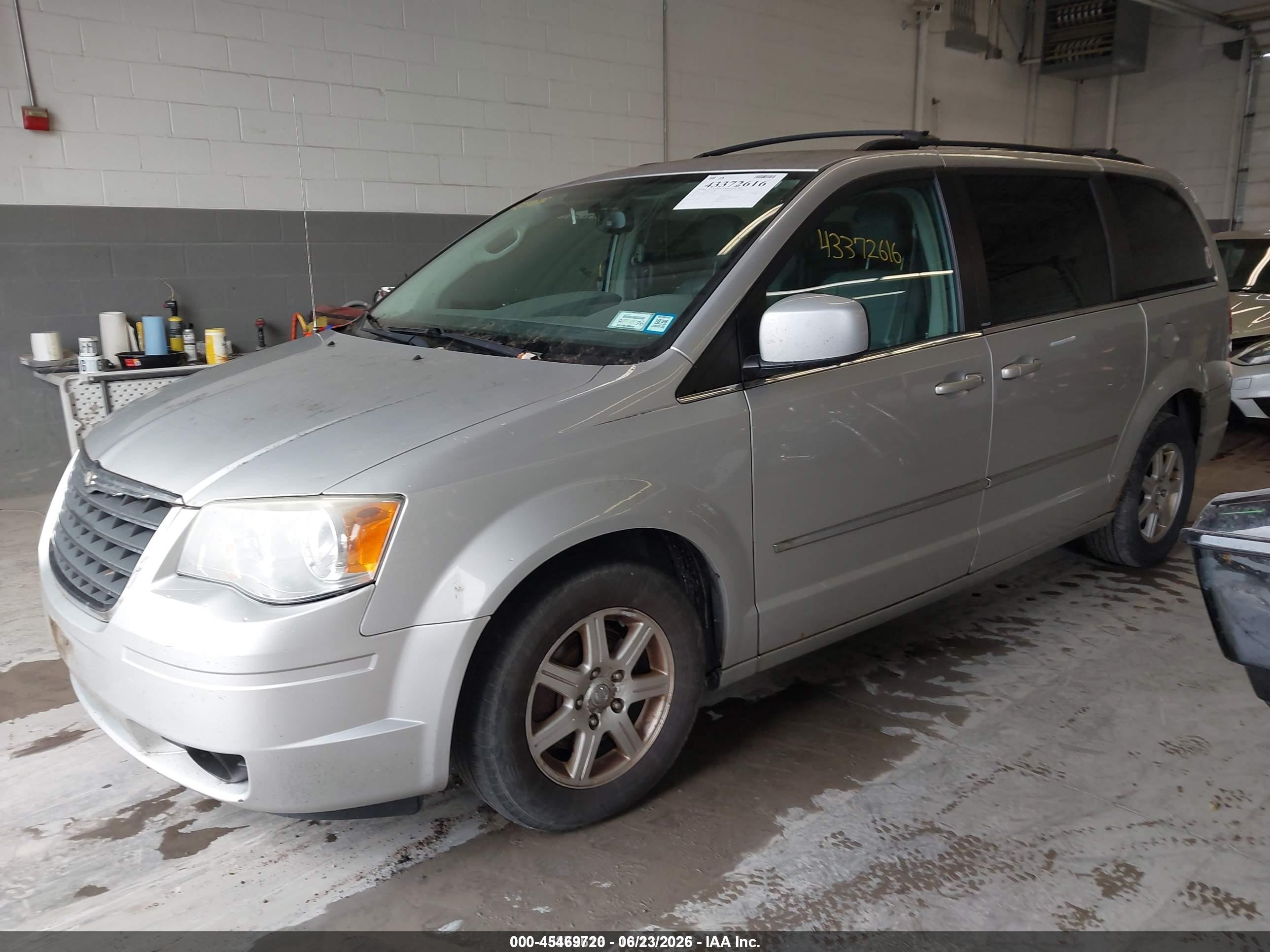 2010 Chrysler Town & Country Touring Silver vin: 2A4RR5DX0AR193527