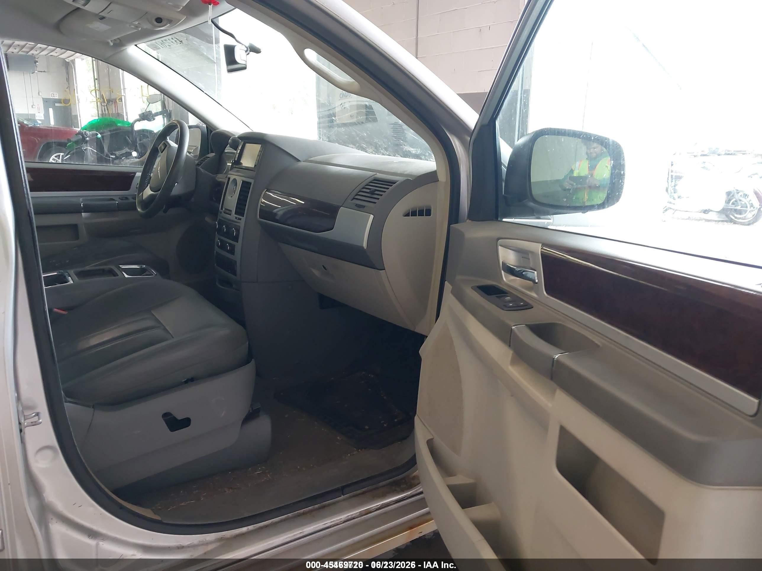 2010 Chrysler Town & Country Touring Silver vin: 2A4RR5DX0AR193527