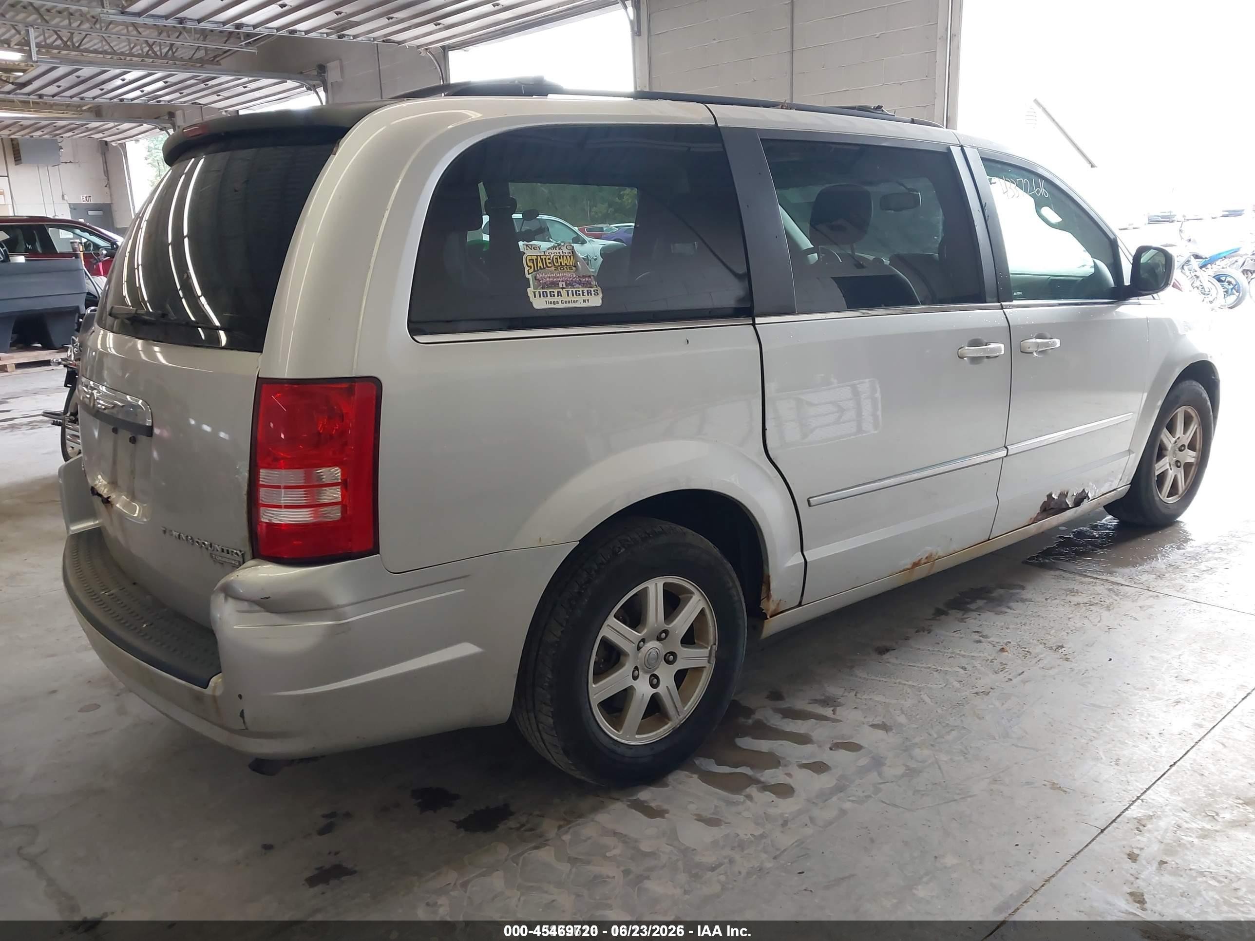 2010 Chrysler Town & Country Touring Silver vin: 2A4RR5DX0AR193527
