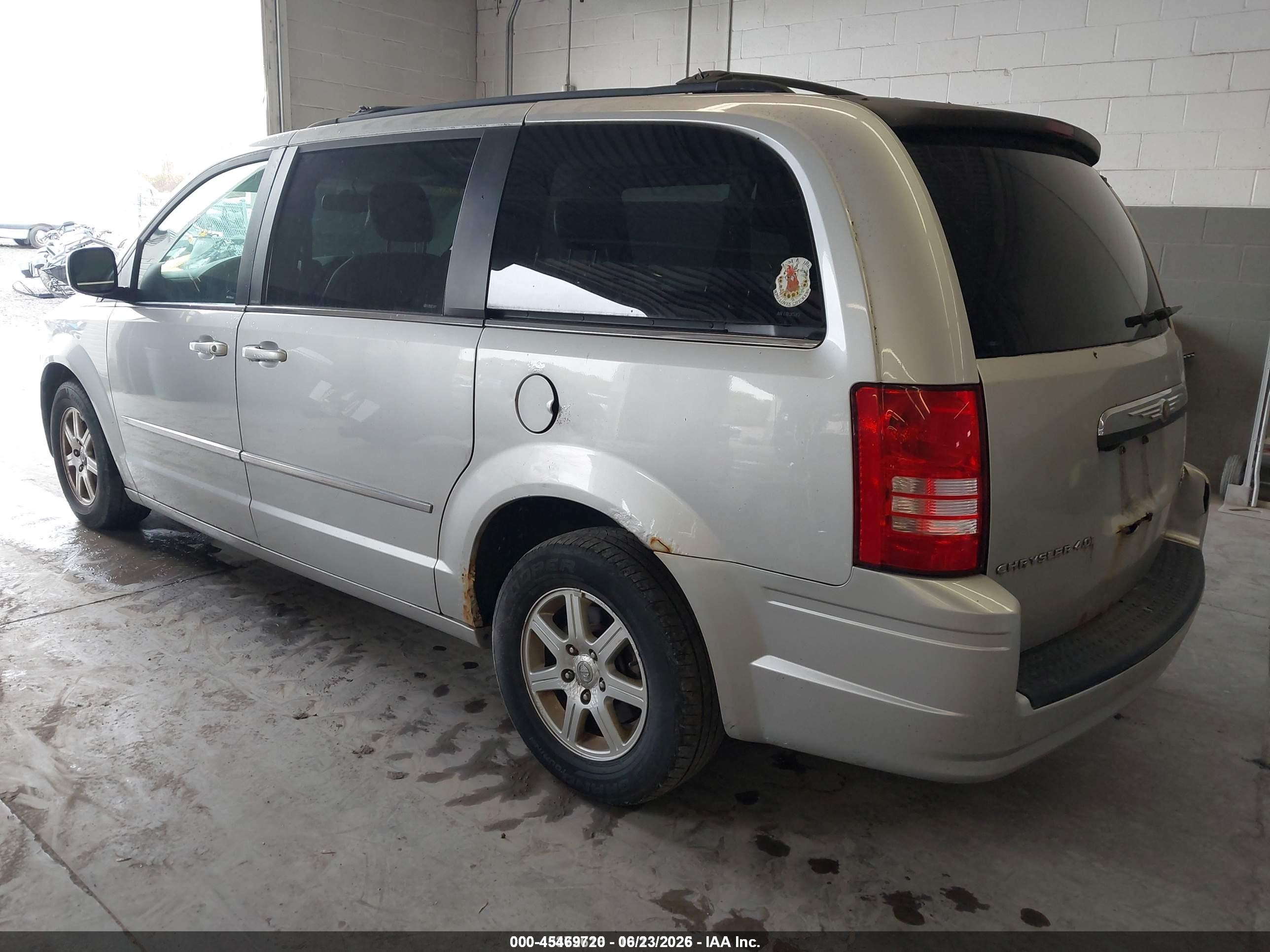 2010 Chrysler Town & Country Touring Silver vin: 2A4RR5DX0AR193527