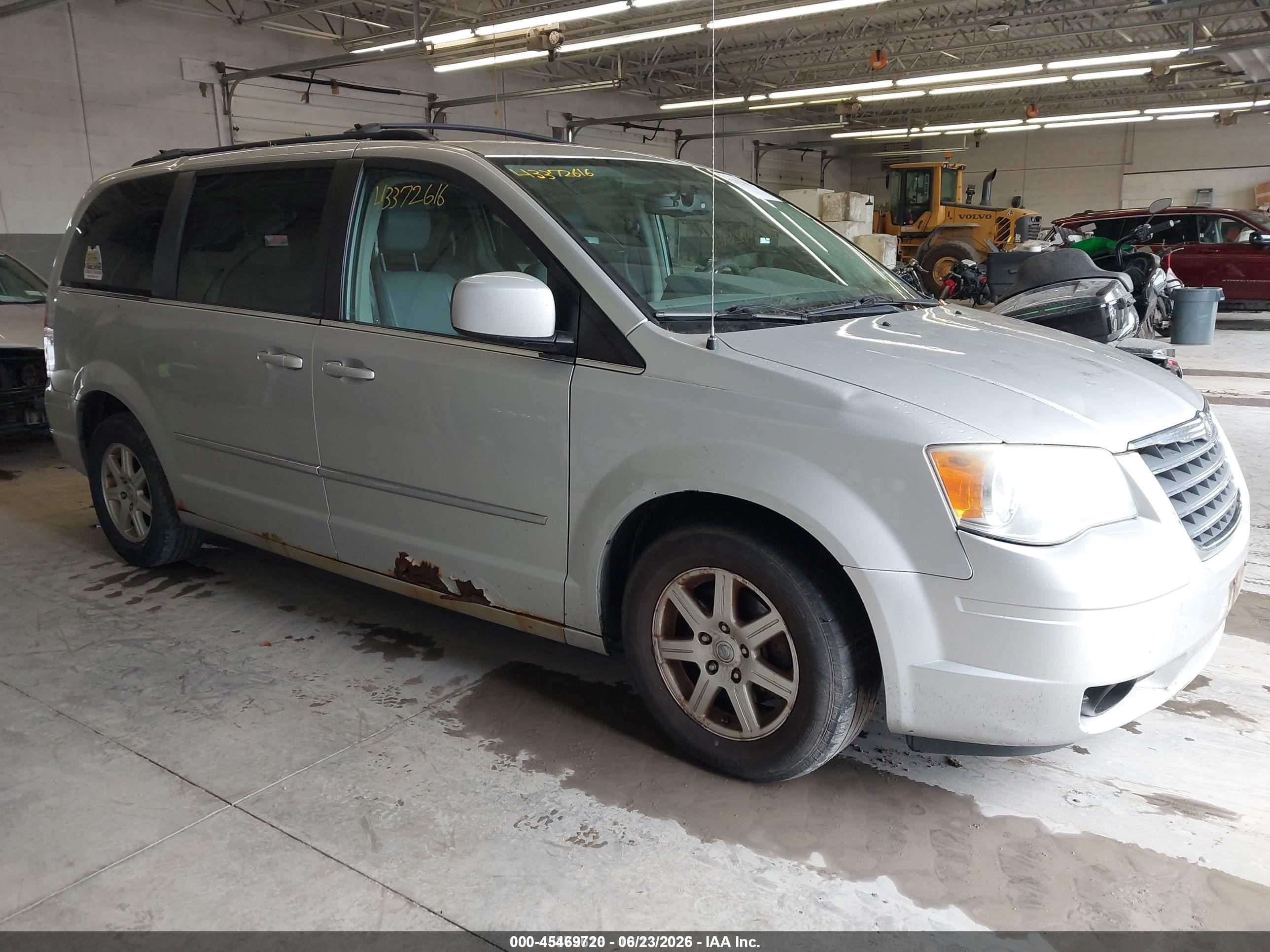 2010 Chrysler Town & Country Touring Silver vin: 2A4RR5DX0AR193527
