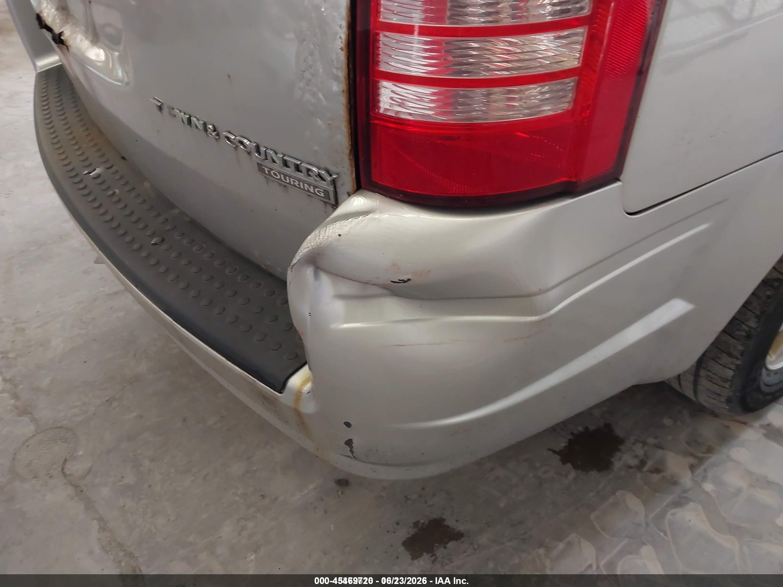 2010 Chrysler Town & Country Touring Silver vin: 2A4RR5DX0AR193527