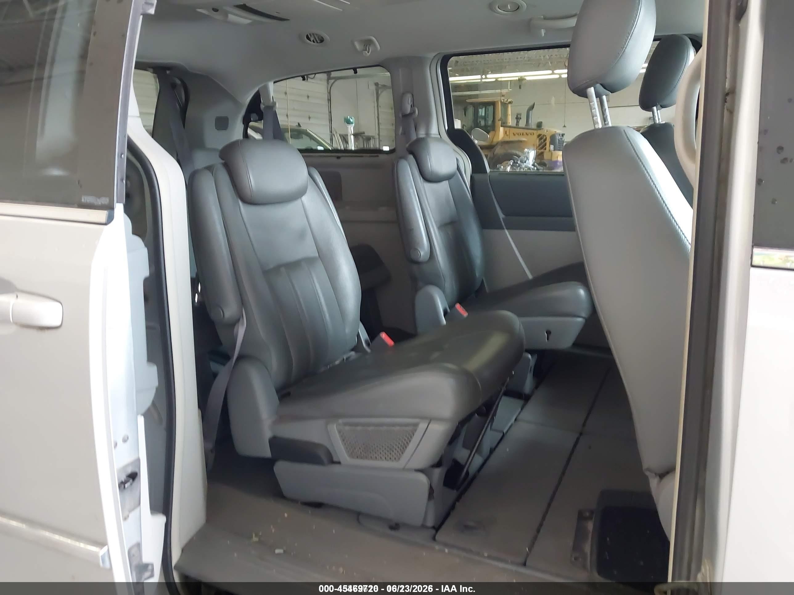 2010 Chrysler Town & Country Touring Silver vin: 2A4RR5DX0AR193527