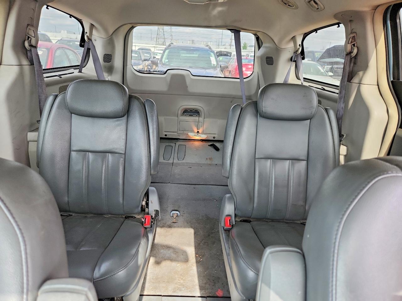 2010 Chrysler Town & Country Touring Turquoise vin: 2A4RR5DX6AR253939