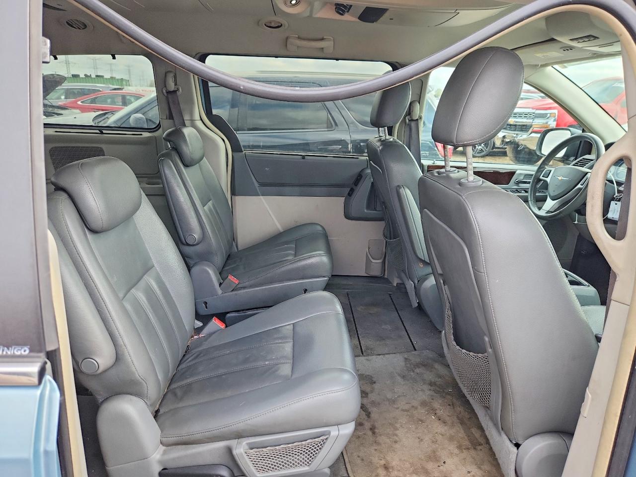 2010 Chrysler Town & Country Touring Turquoise vin: 2A4RR5DX6AR253939