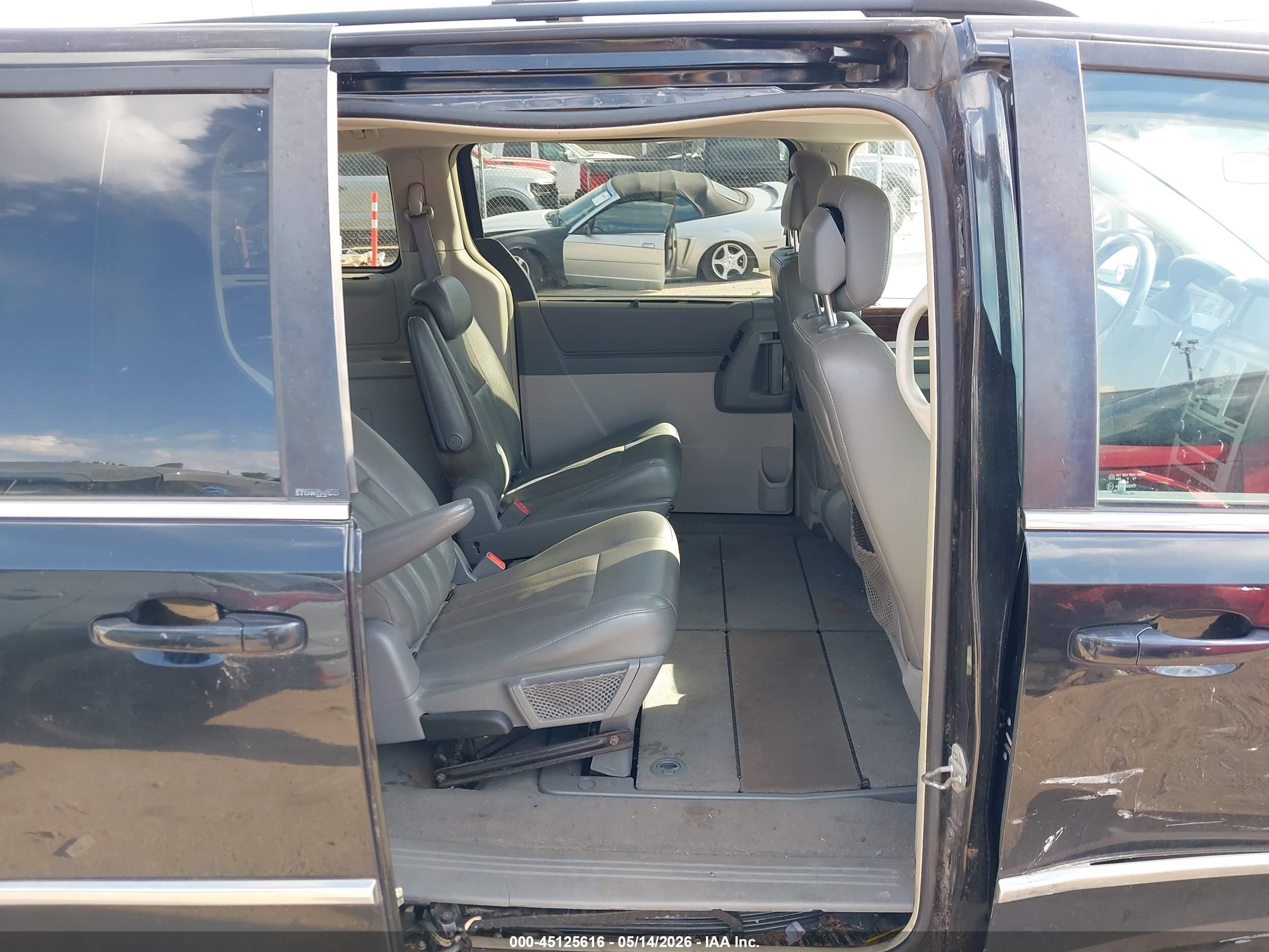 2010 Chrysler Town & Country Touring Black vin: 2A4RR5DX6AR345309