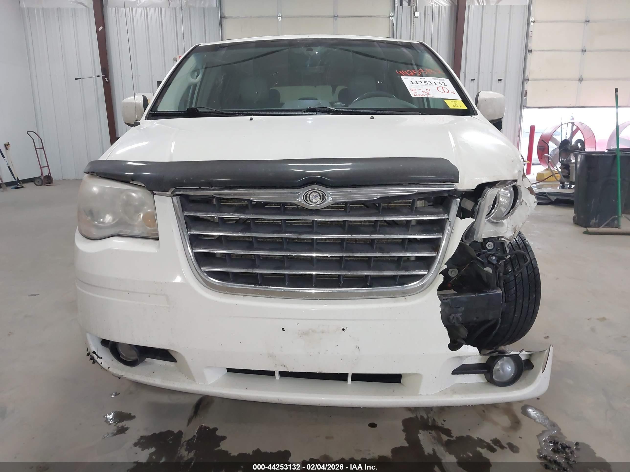 2010 Chrysler Town & Country Touring White vin: 2A4RR5DX6AR345486