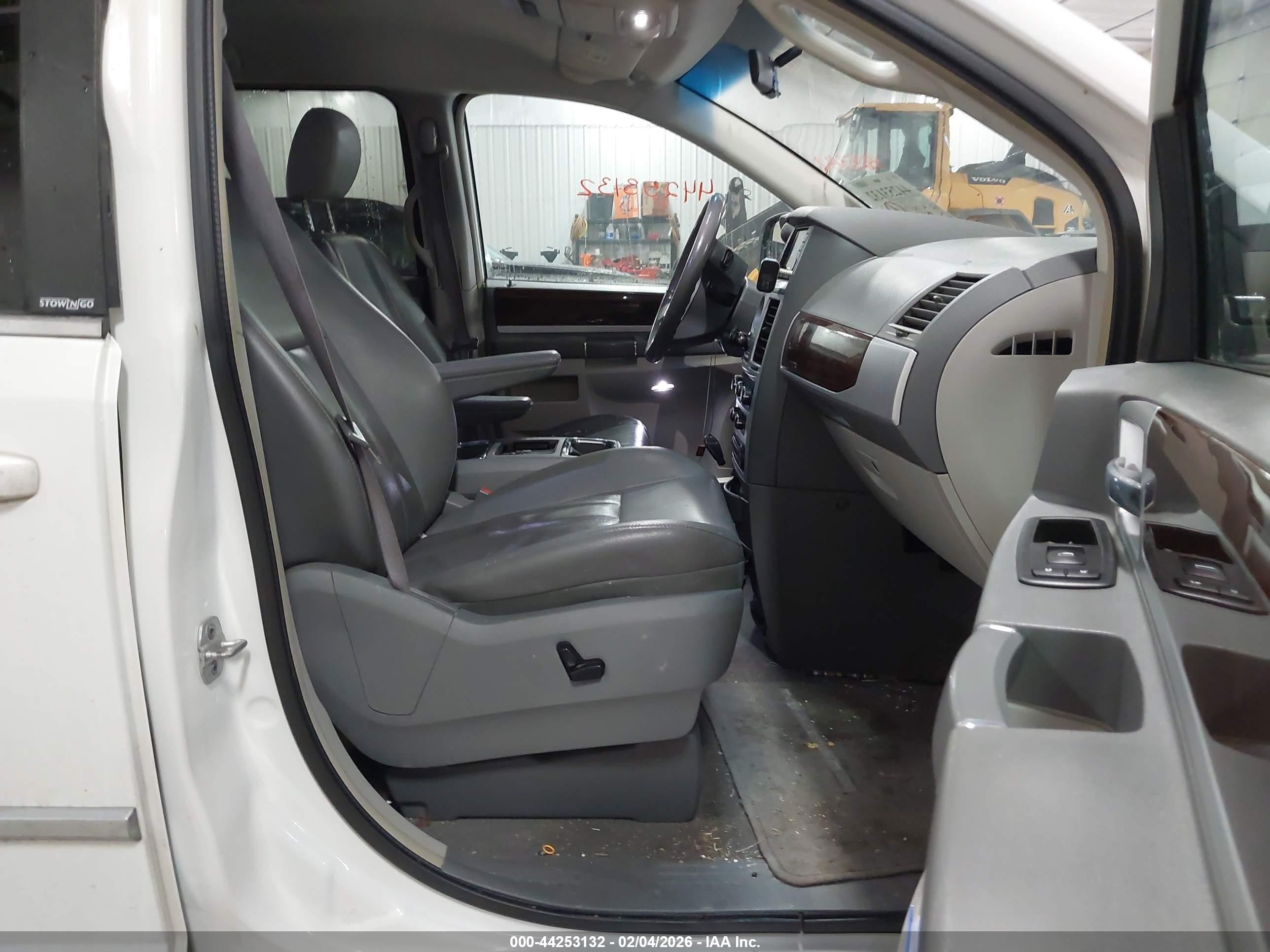 2010 Chrysler Town & Country Touring White vin: 2A4RR5DX6AR345486