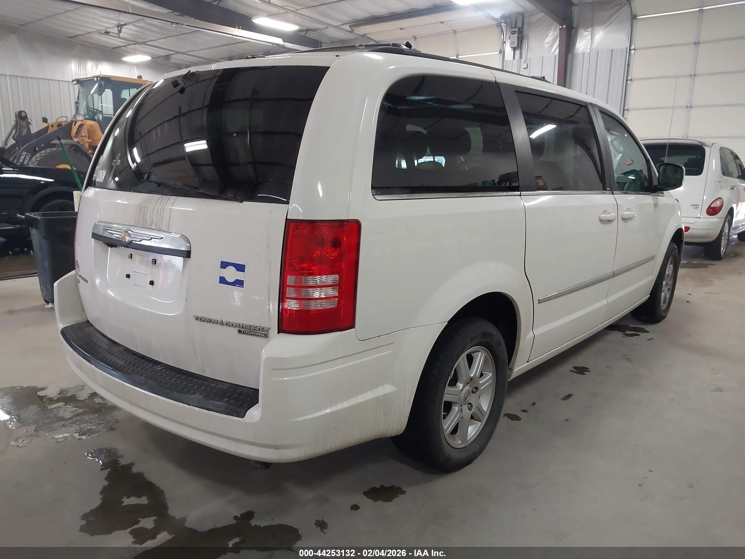 2010 Chrysler Town & Country Touring White vin: 2A4RR5DX6AR345486