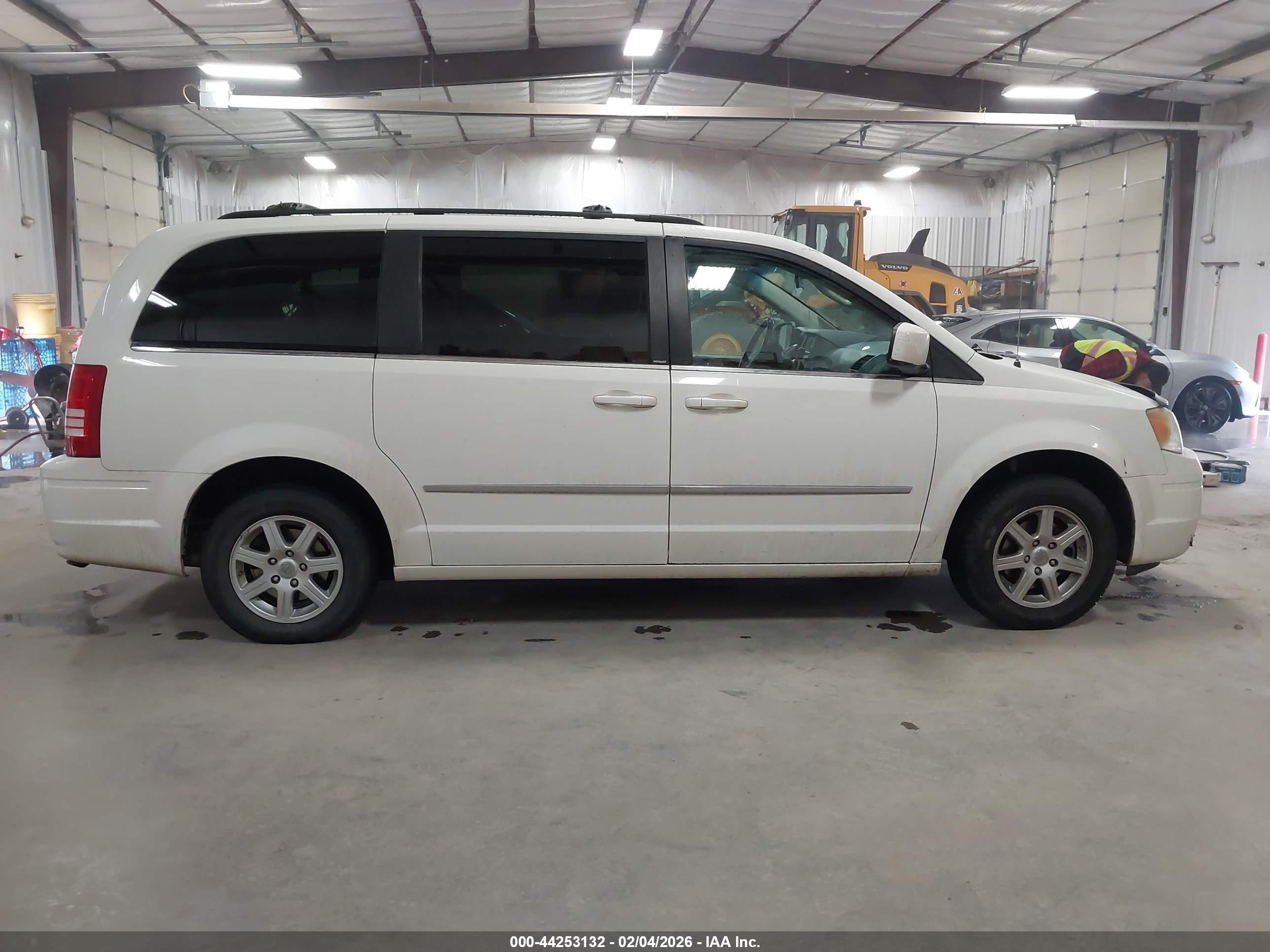 2010 Chrysler Town & Country Touring White vin: 2A4RR5DX6AR345486