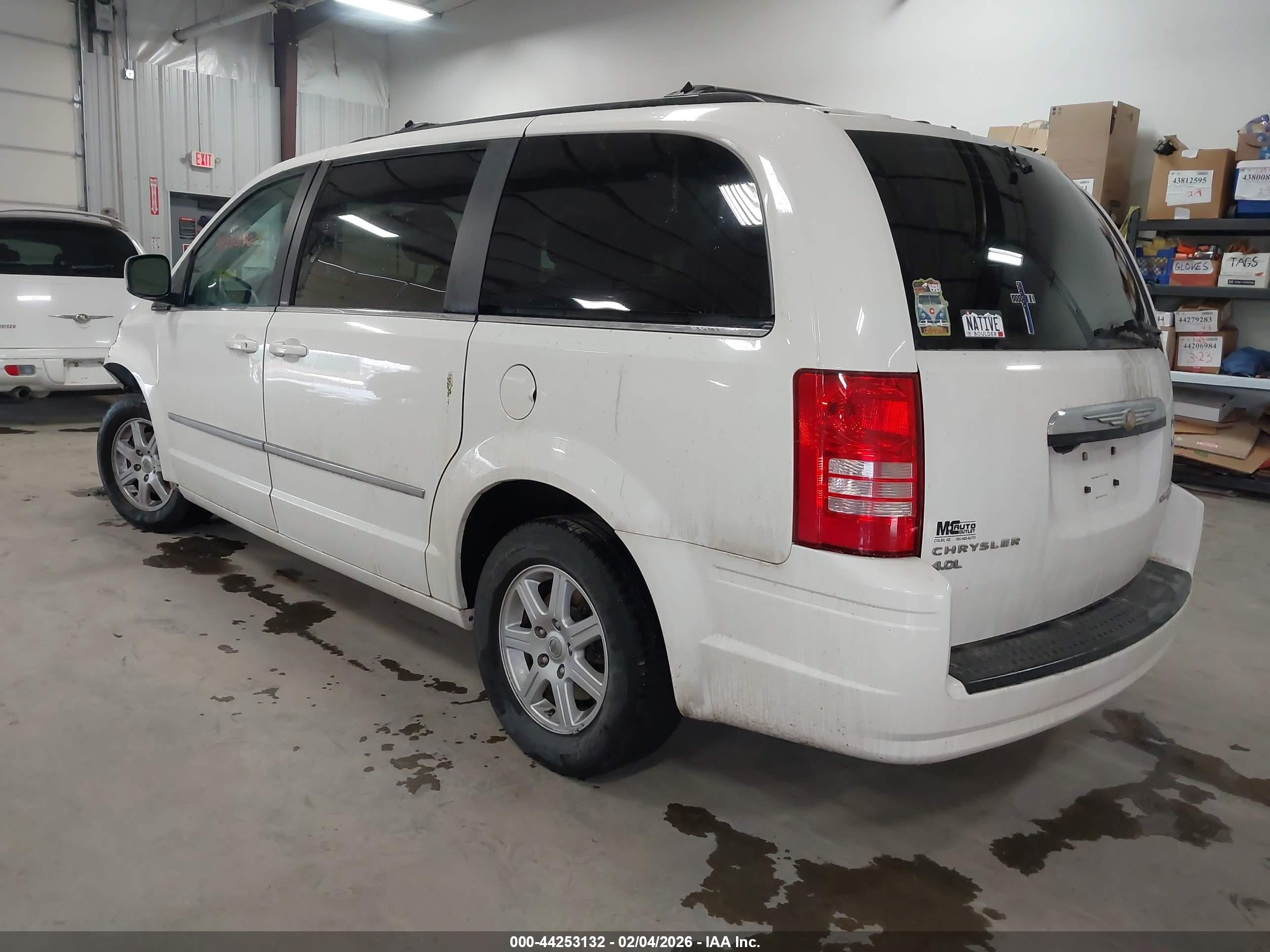 2010 Chrysler Town & Country Touring White vin: 2A4RR5DX6AR345486